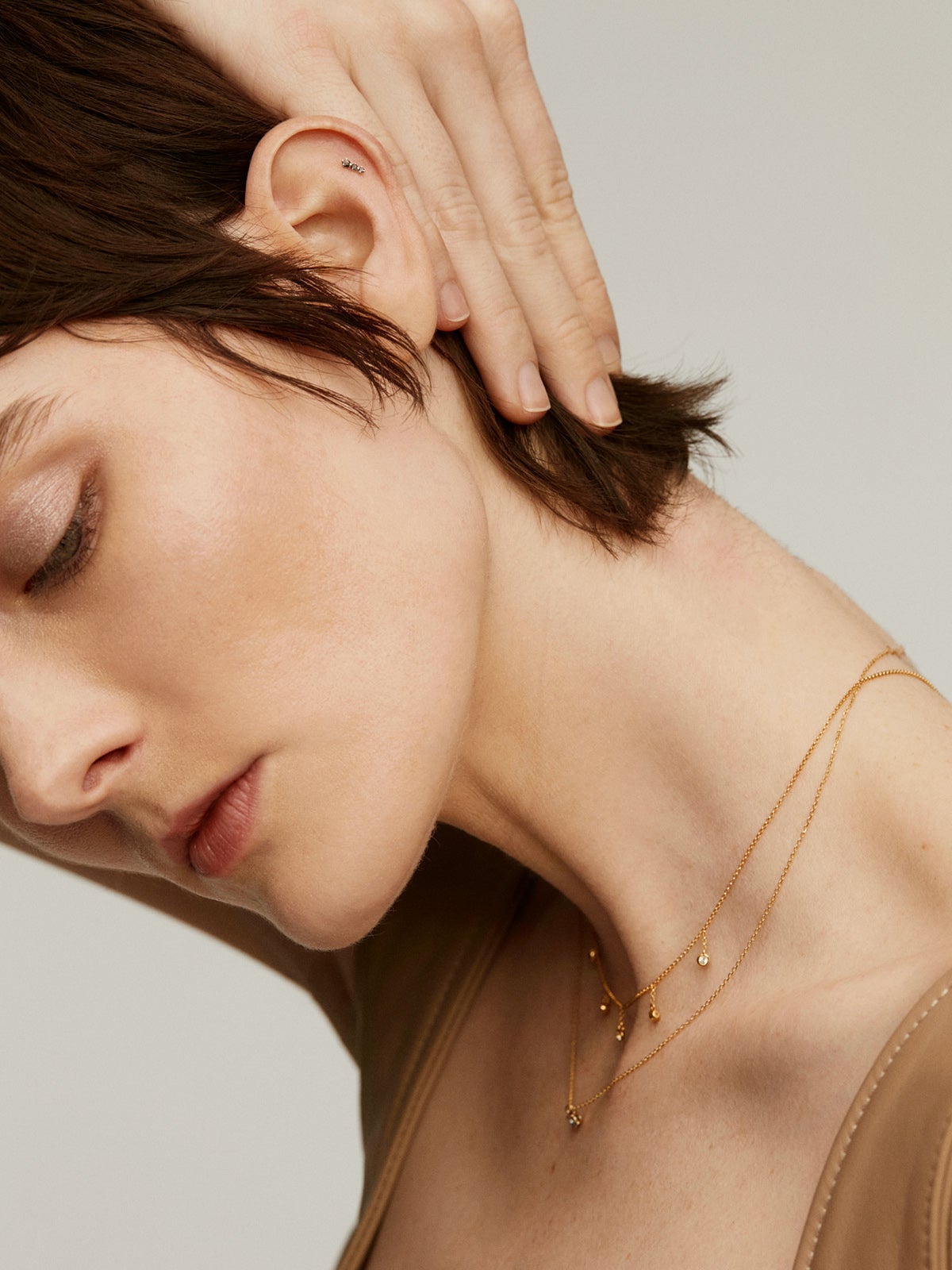 Piercing de oro blanco de 18k con diamantes negros