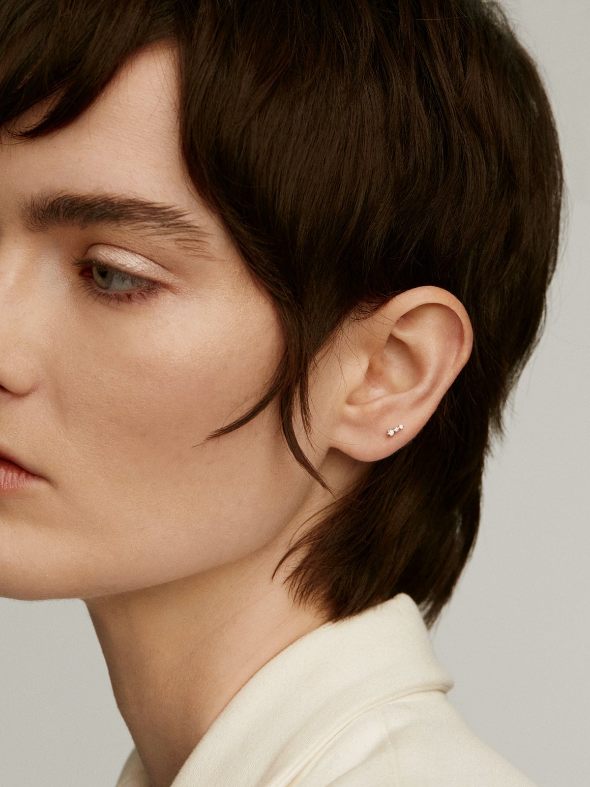 Pendiente individual de oro blanco de 18K con triple diamante