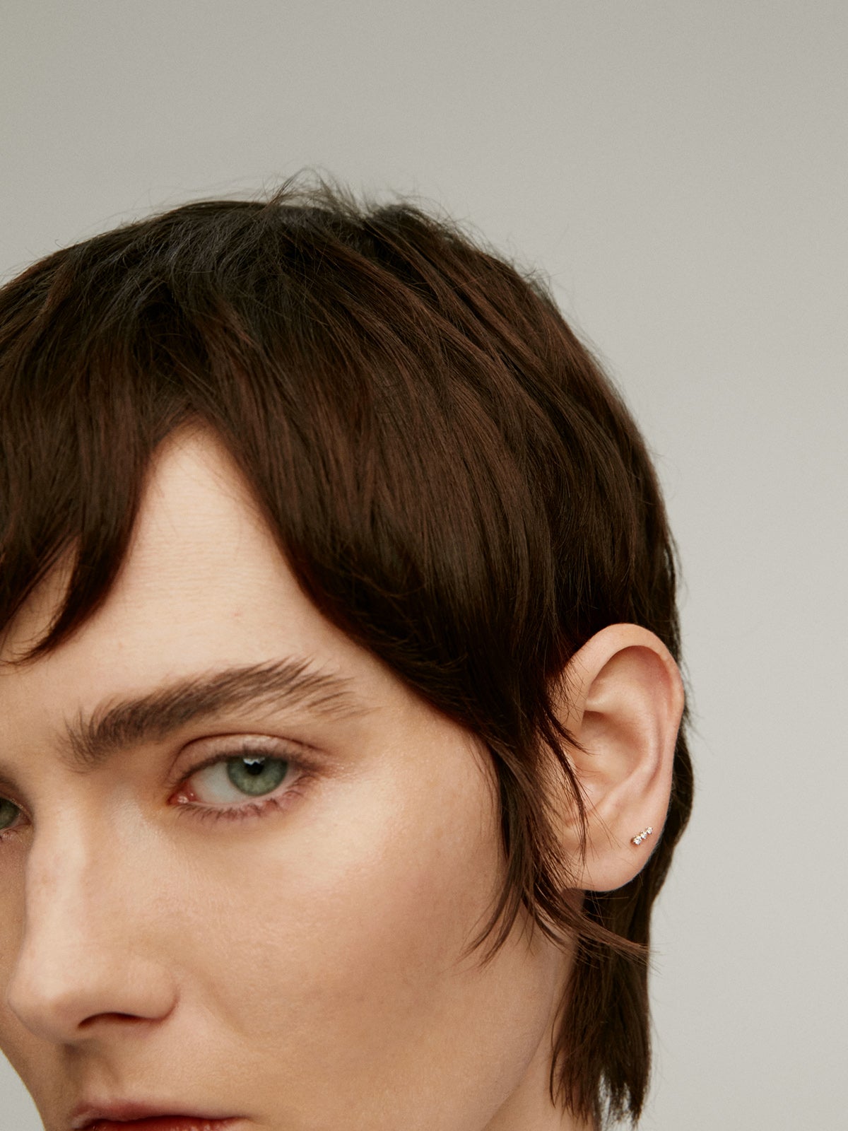 Pendiente individual de oro blanco de 18K con triple diamante