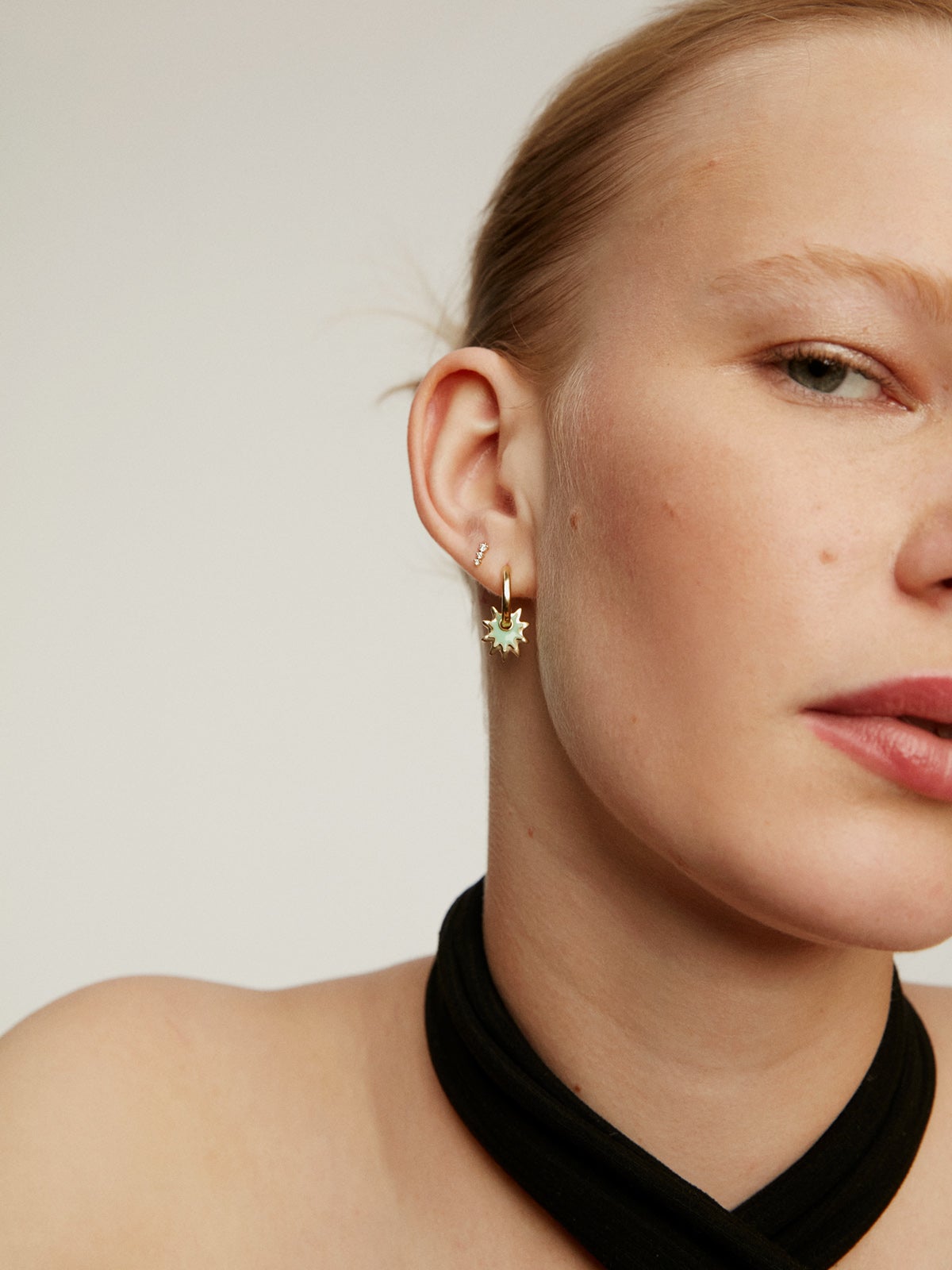 Pendiente individual de oro amarillo de 18K con triple diamante