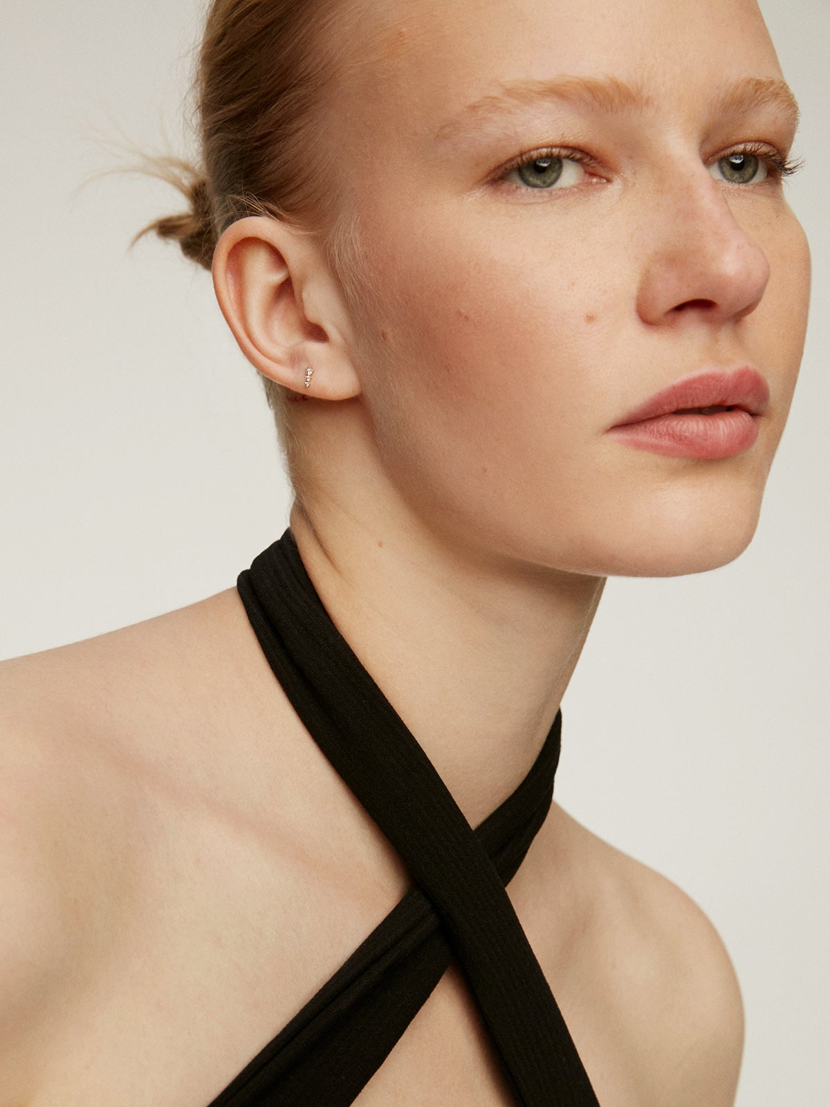 Pendiente individual de oro amarillo de 18K con triple diamante