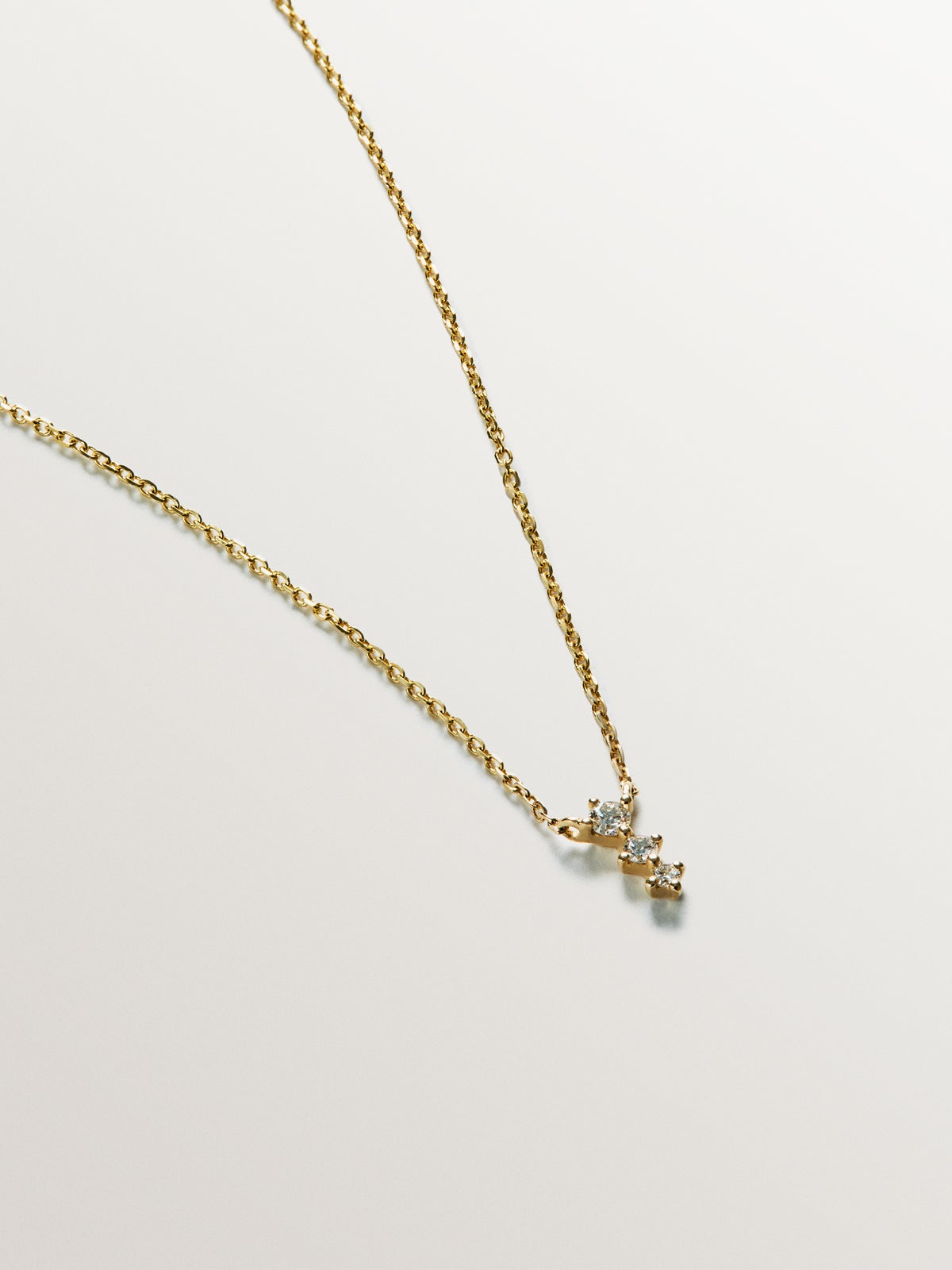 Colgante de oro amarillo de 18K con triple diamante