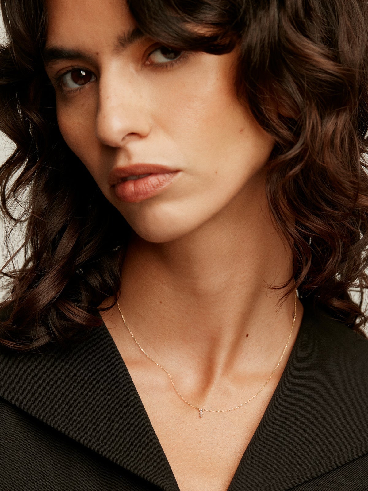 Colgante de oro amarillo de 18K con triple diamante