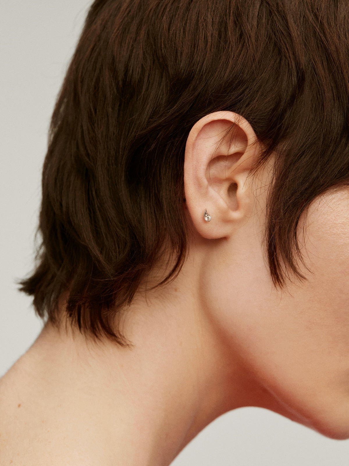 Piercing de oro blanco de 18K con diamantes y forma de gota
