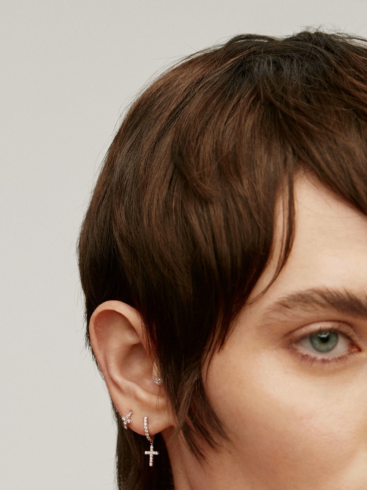 Pendiente pequeño individual de aro de oro blanco de 9K con cruz de diamantes