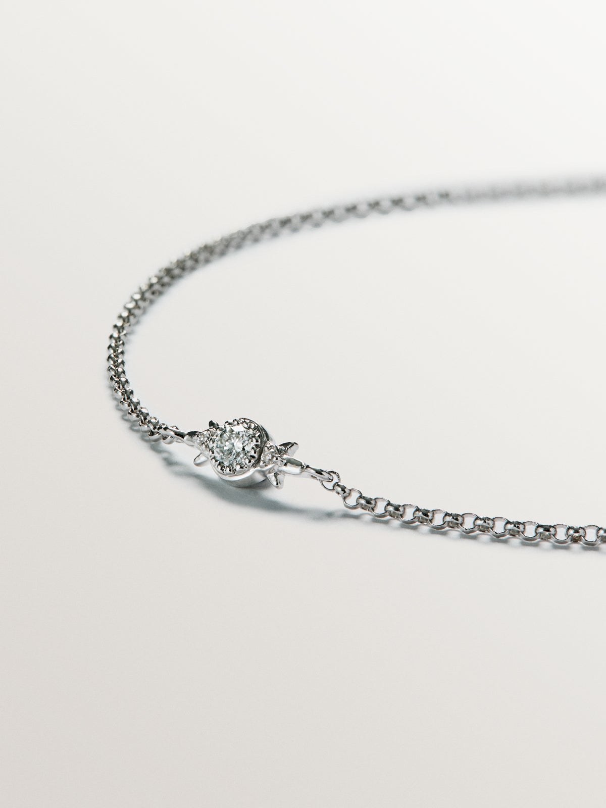 Pulsera de eslabones rolo de oro blanco de 9K con diamante