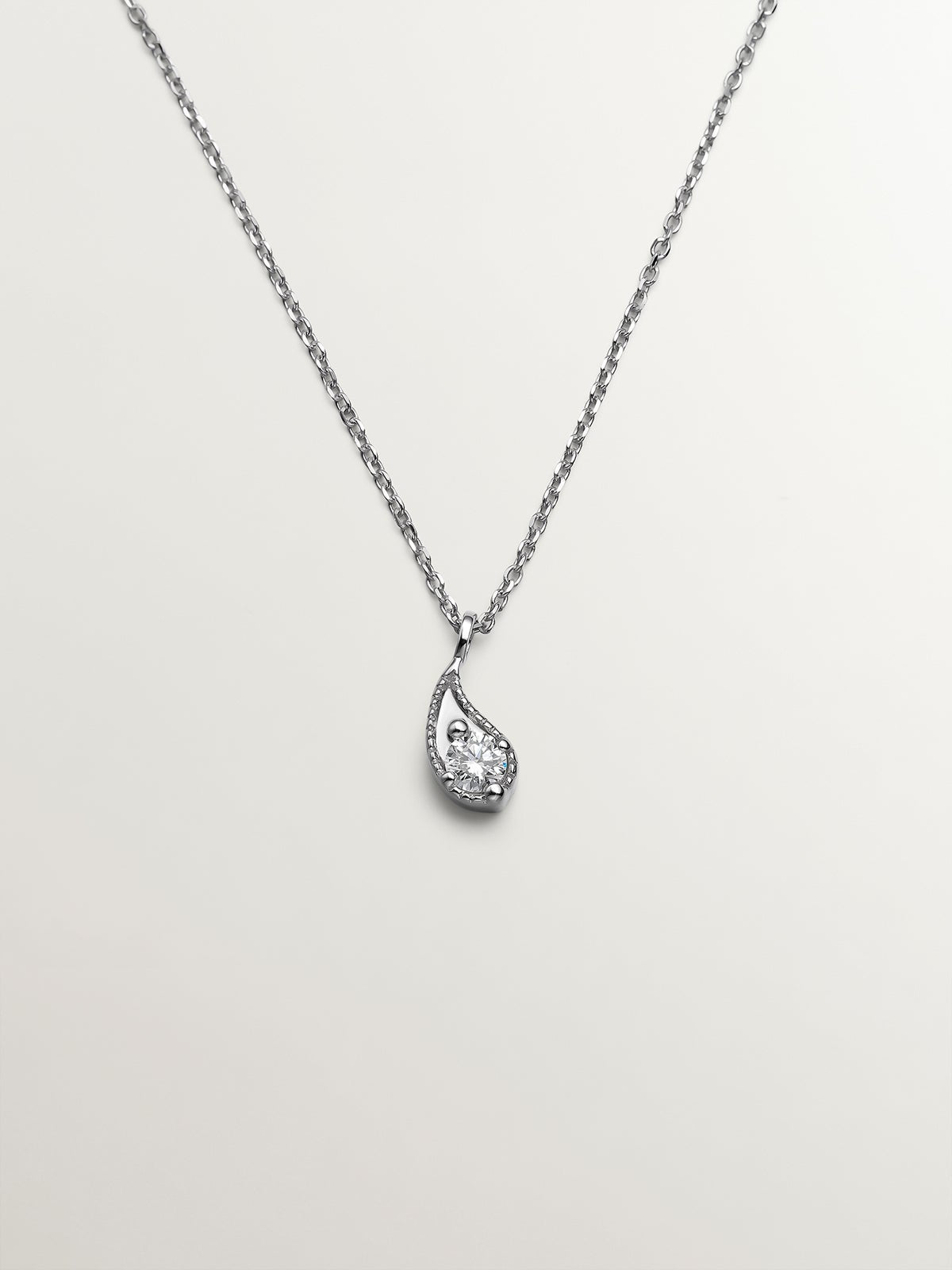 Colgante de oro blanco de 9K con gota y diamantes blancos