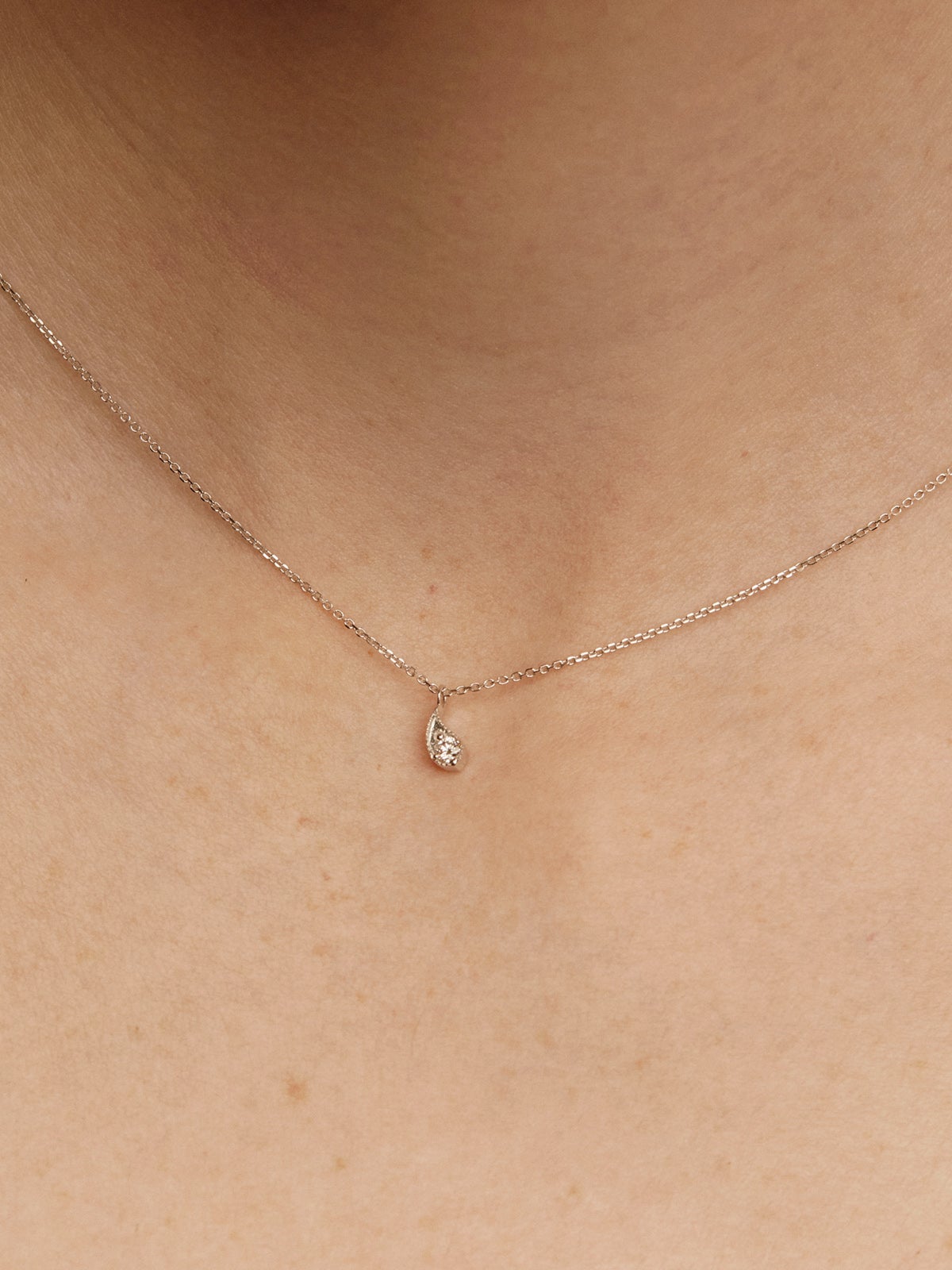 Colgante de oro blanco de 9K con gota y diamantes blancos