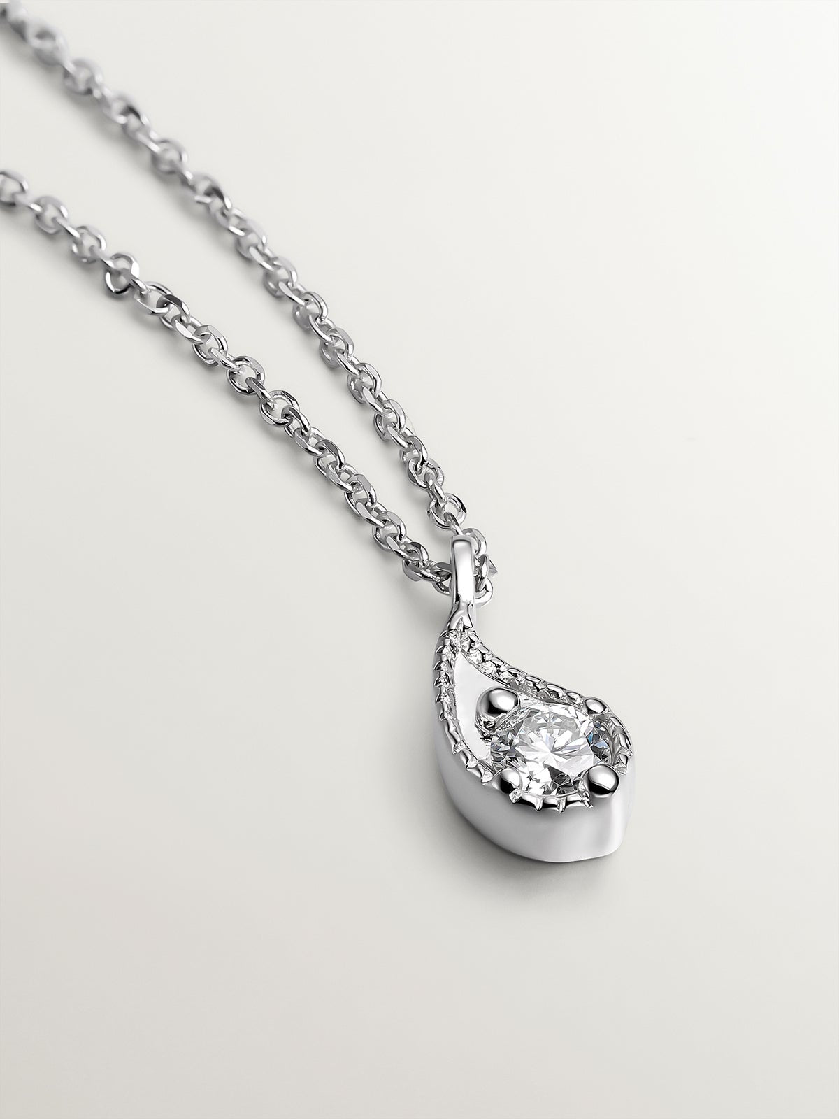 Colgante de oro blanco de 9K con gota y diamantes blancos