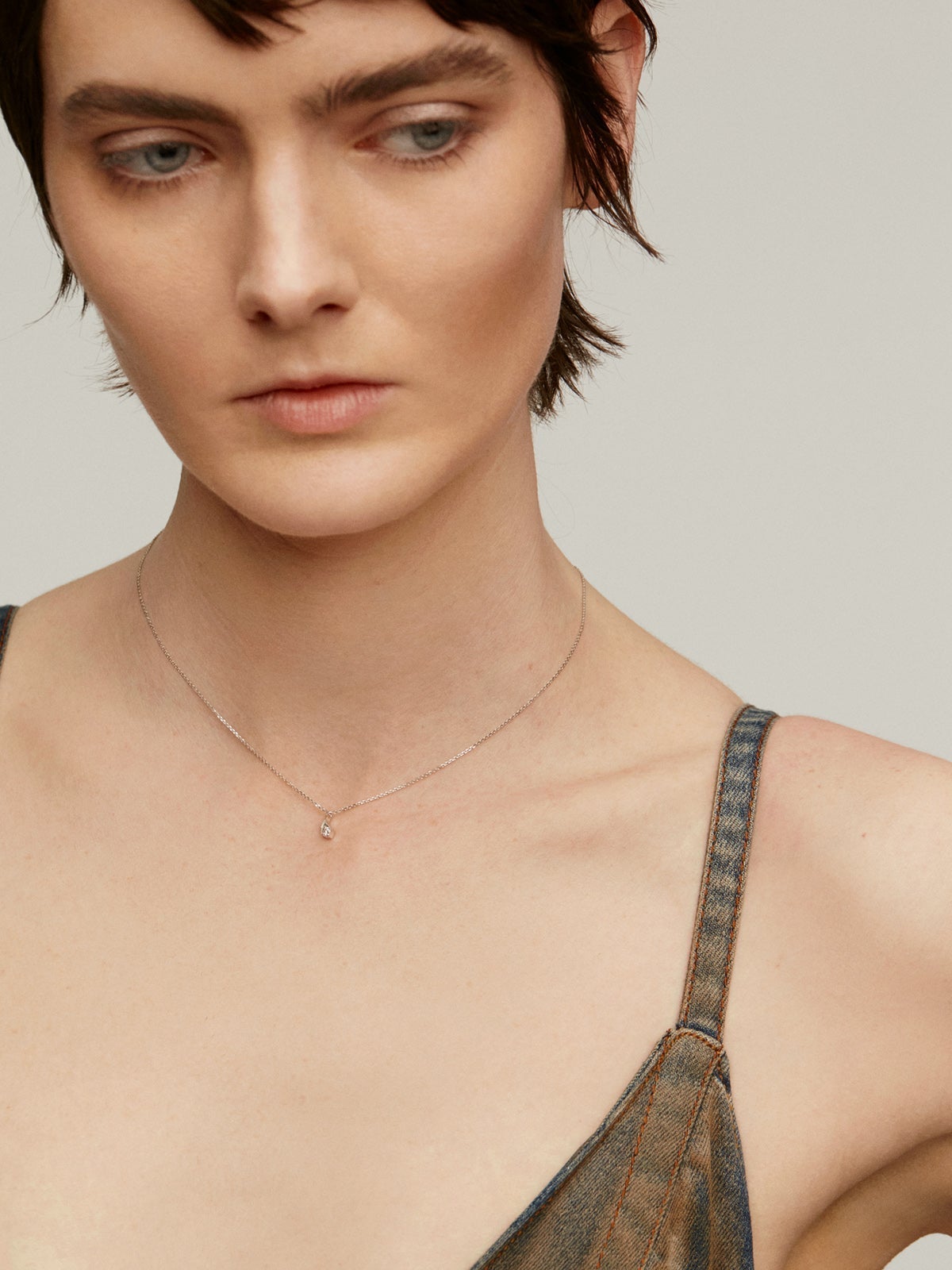 Colgante de oro blanco de 9K con gota y diamantes blancos