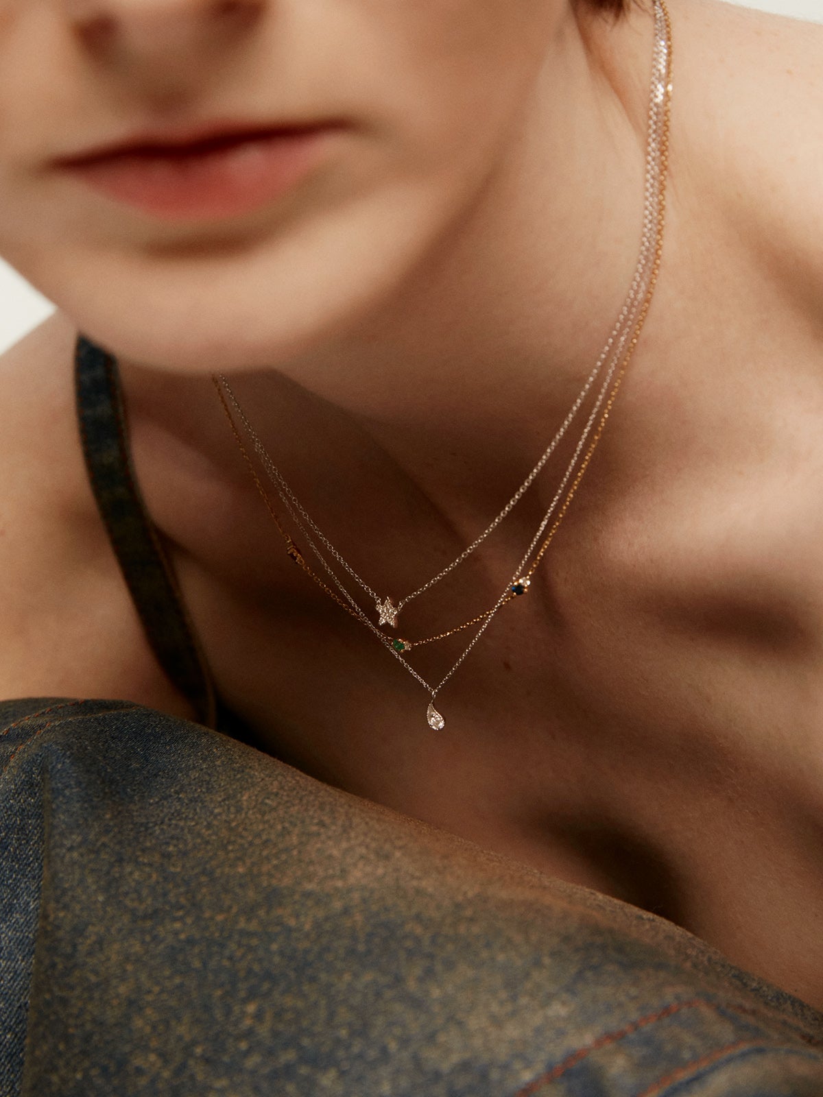 Colgante de oro blanco de 9K con gota y diamantes blancos