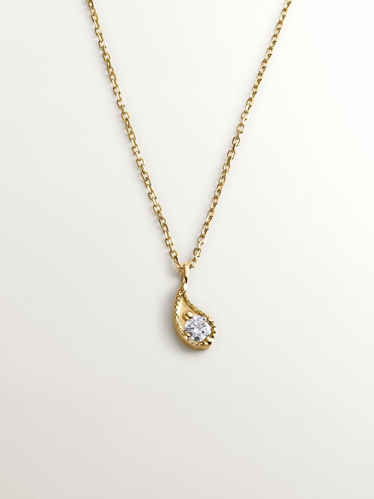 Colgante de oro amarillo de 18K con gota y diamantes en talla brillante