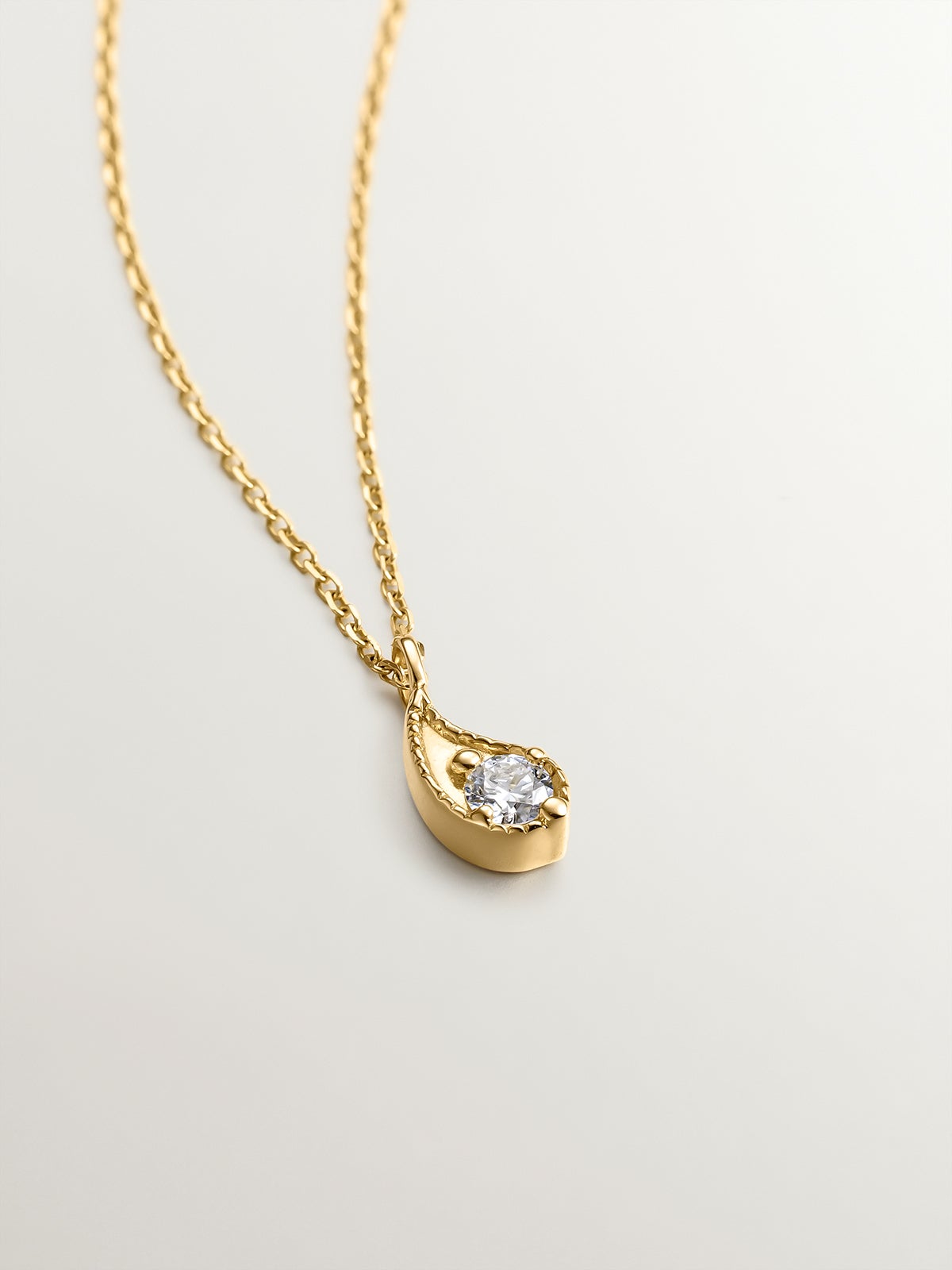 Colgante de oro amarillo de 18K con gota y diamantes en talla brillante