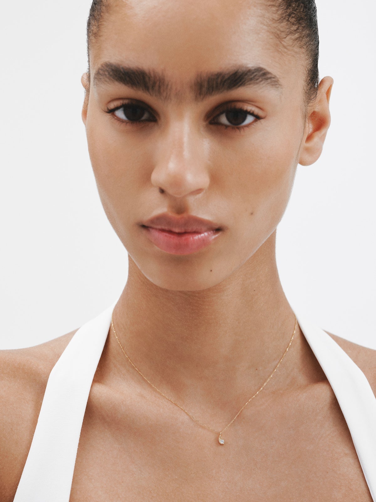 Colgante de oro amarillo de 18K con gota y diamantes en talla brillante