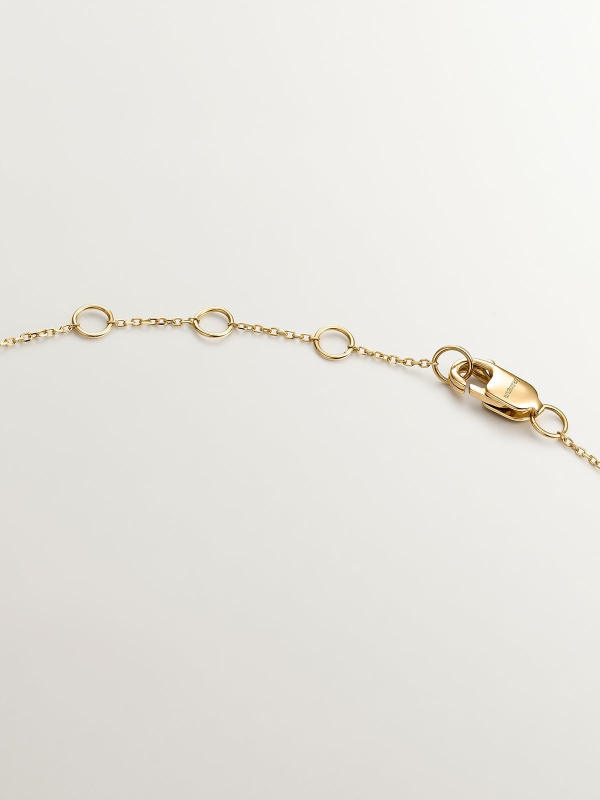 Colgante de oro amarillo de 18K con gota y diamantes en talla brillante