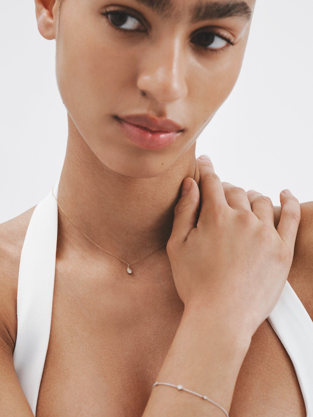 Colgante de oro amarillo de 9K con gota y diamantes blancos