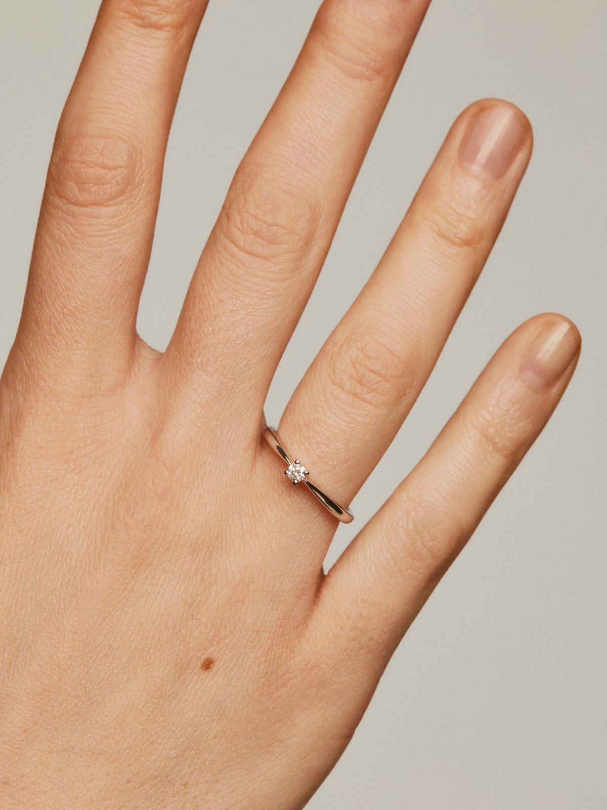 Anillo tipo solitario de oro blanco de 18K con diamante 0,08 cts