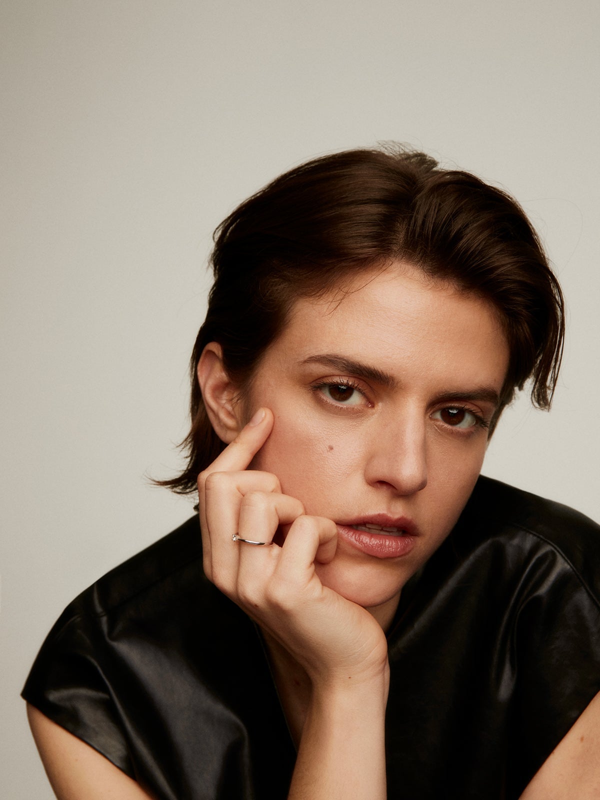 Anillo tipo solitario de oro blanco de 18K con diamante 0,08 cts