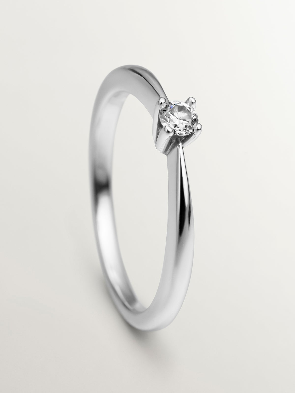 Anillo tipo solitario de oro blanco de 18K con diamante 0,08 cts