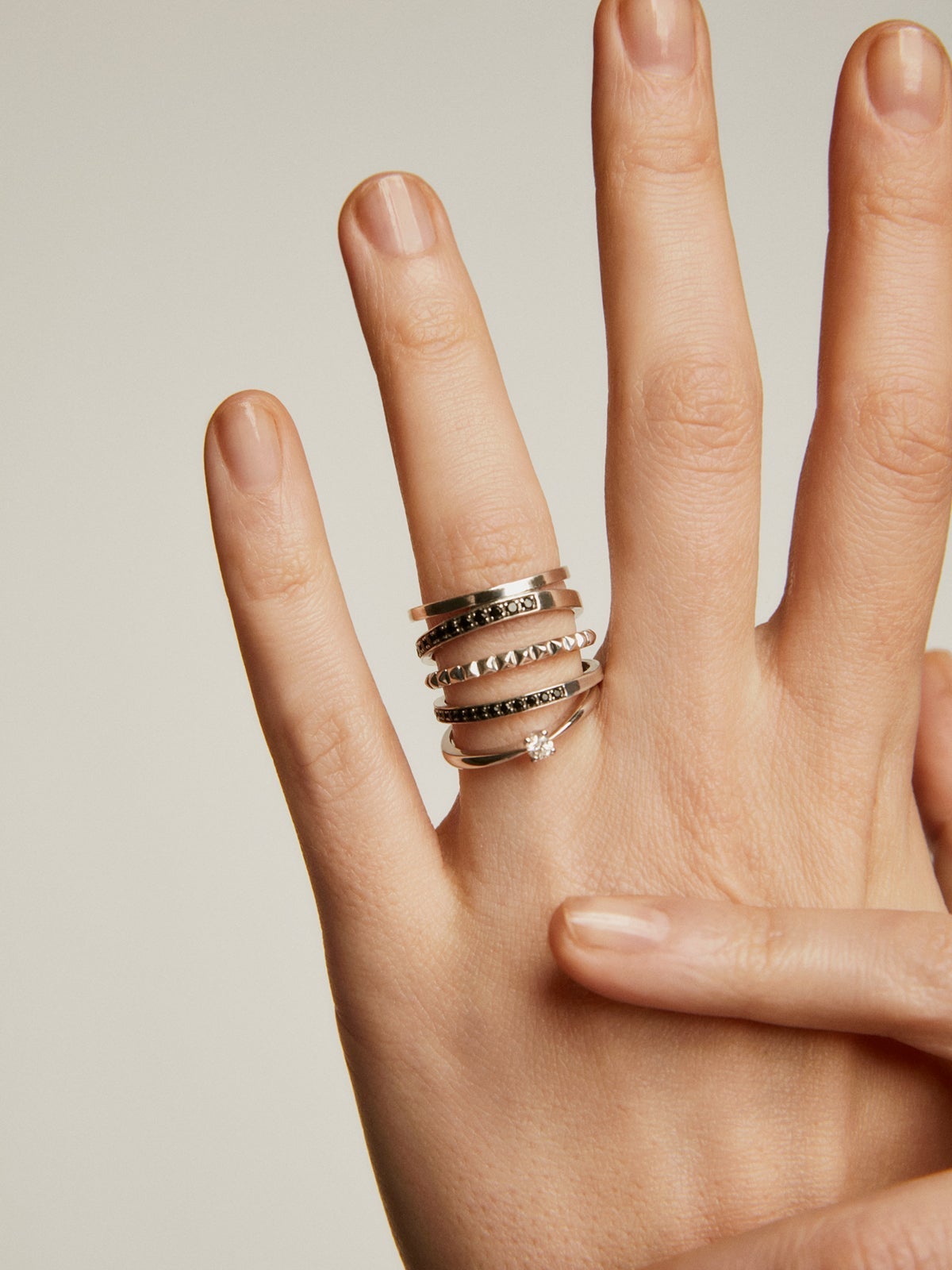 Anillo tipo solitario de oro blanco de 18K con diamante 0,08 cts