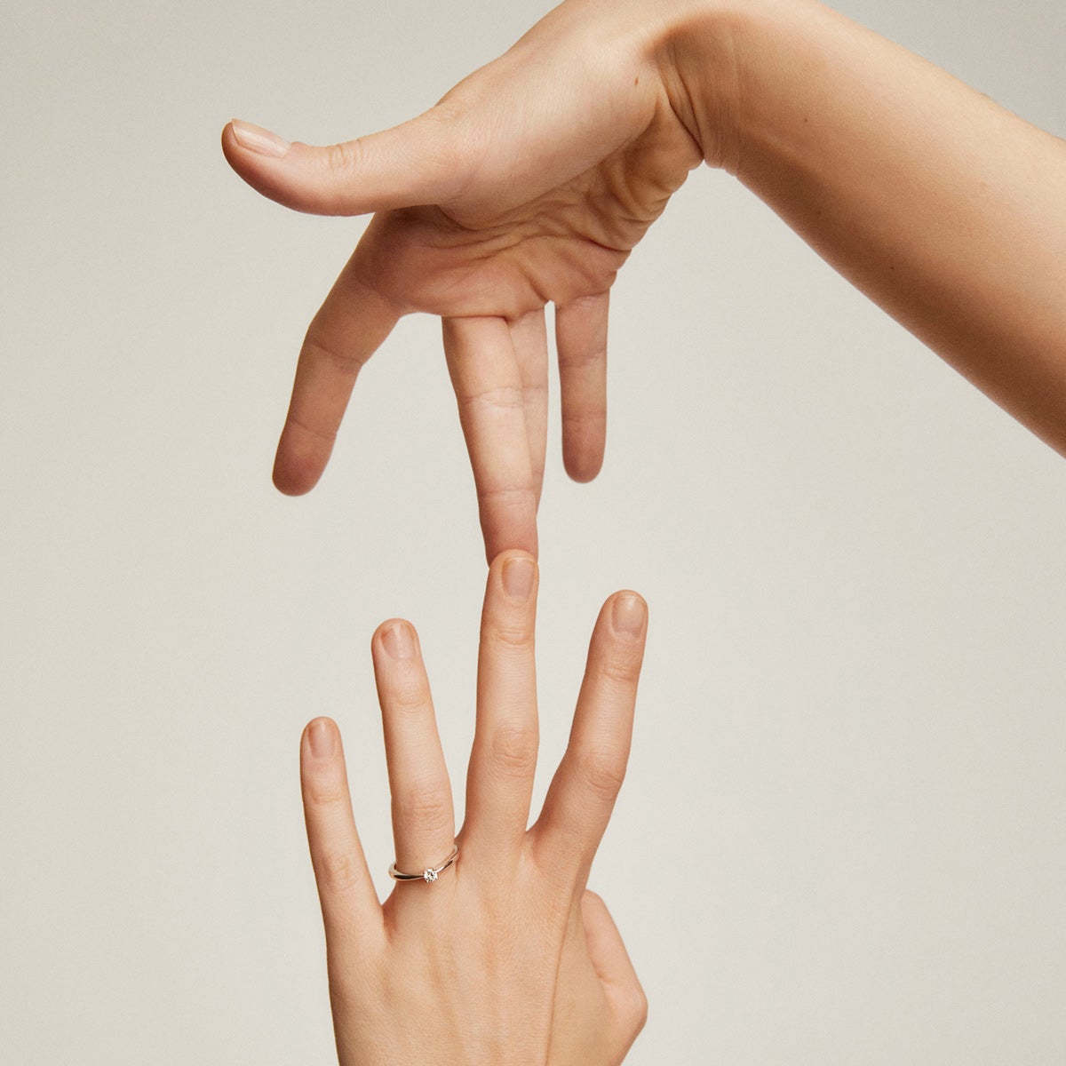 Anillo solitario de oro blanco de 18K con diamante en talla brillante