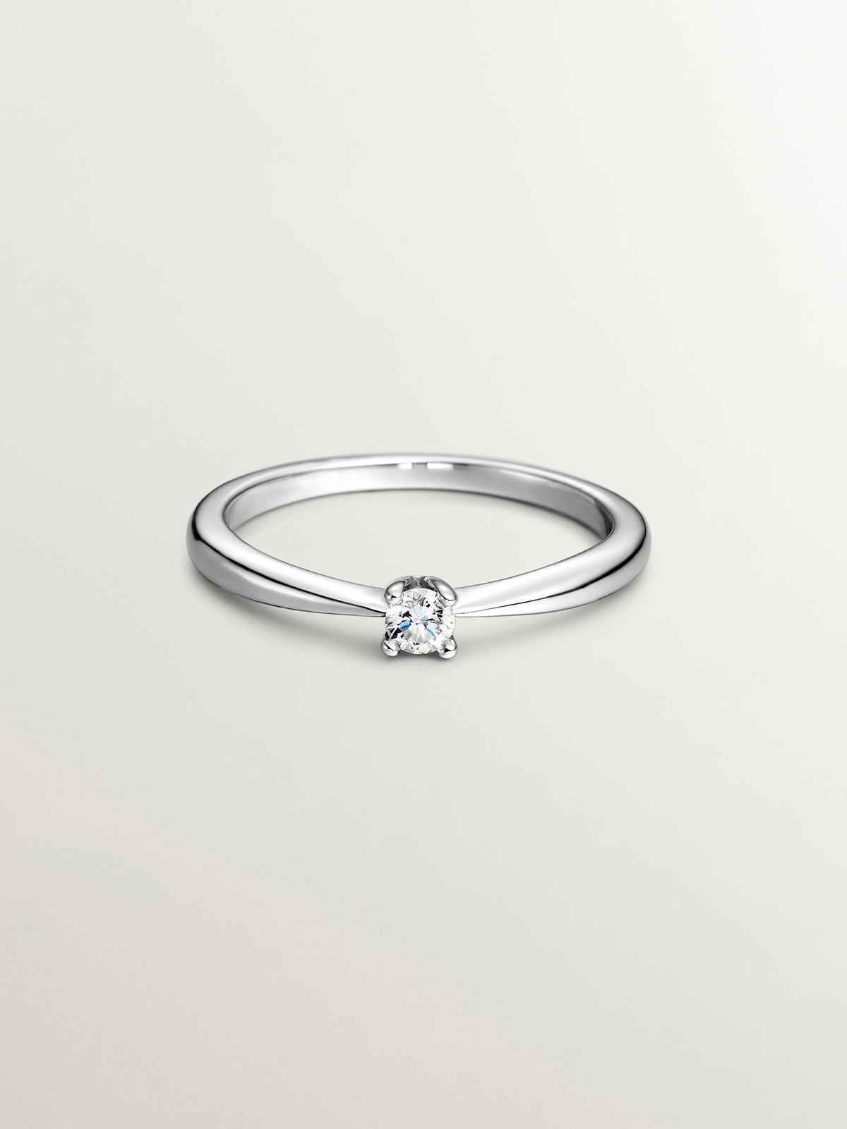 Anillo solitario de oro blanco de 18K con diamante en talla brillante