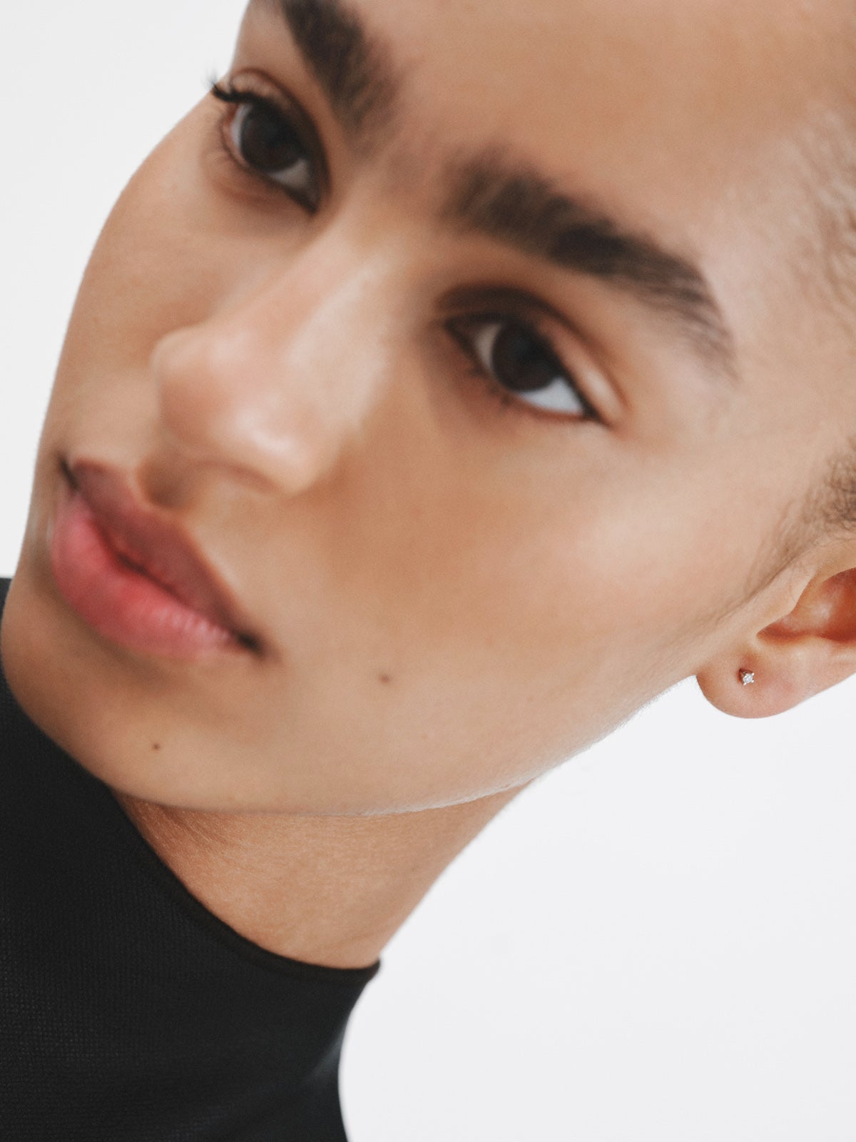 Pendiente individual de oro blanco de 18K con diamante en talla brillante