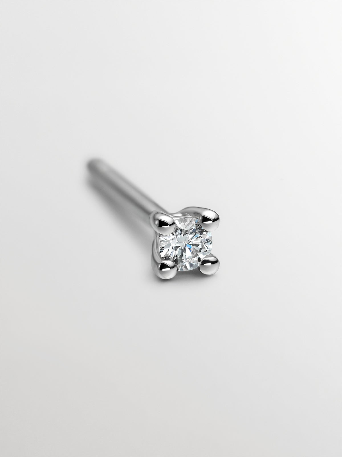 Pendiente individual de oro blanco de 18K con diamante en talla brillante