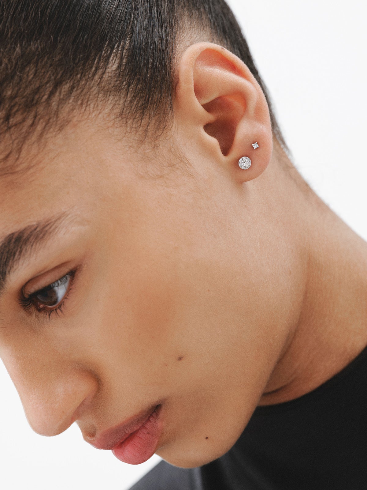 Pendiente individual de oro blanco de 18K con diamante en talla brillante