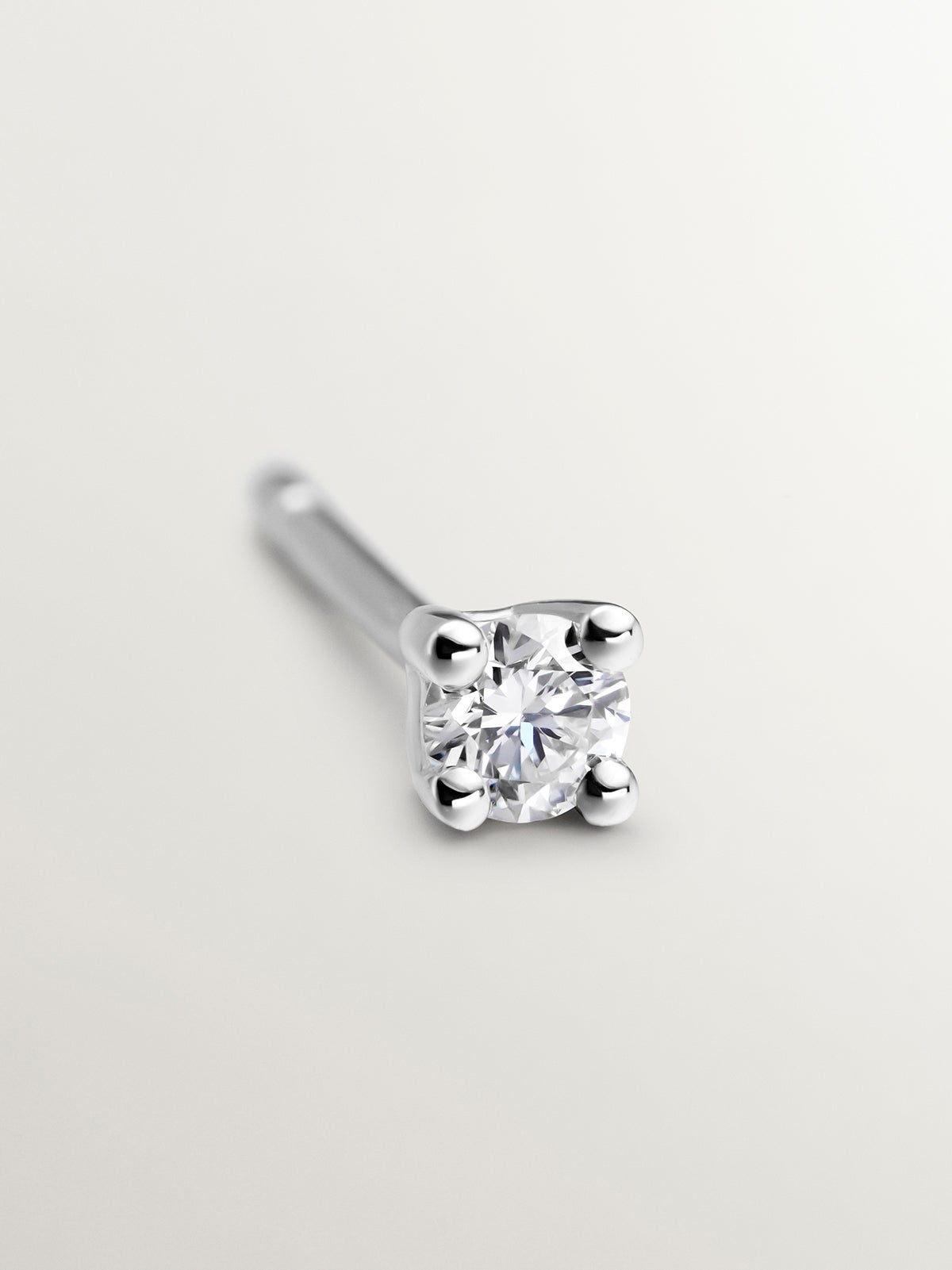 Pendiente individual de oro blanco de 18K con diamante