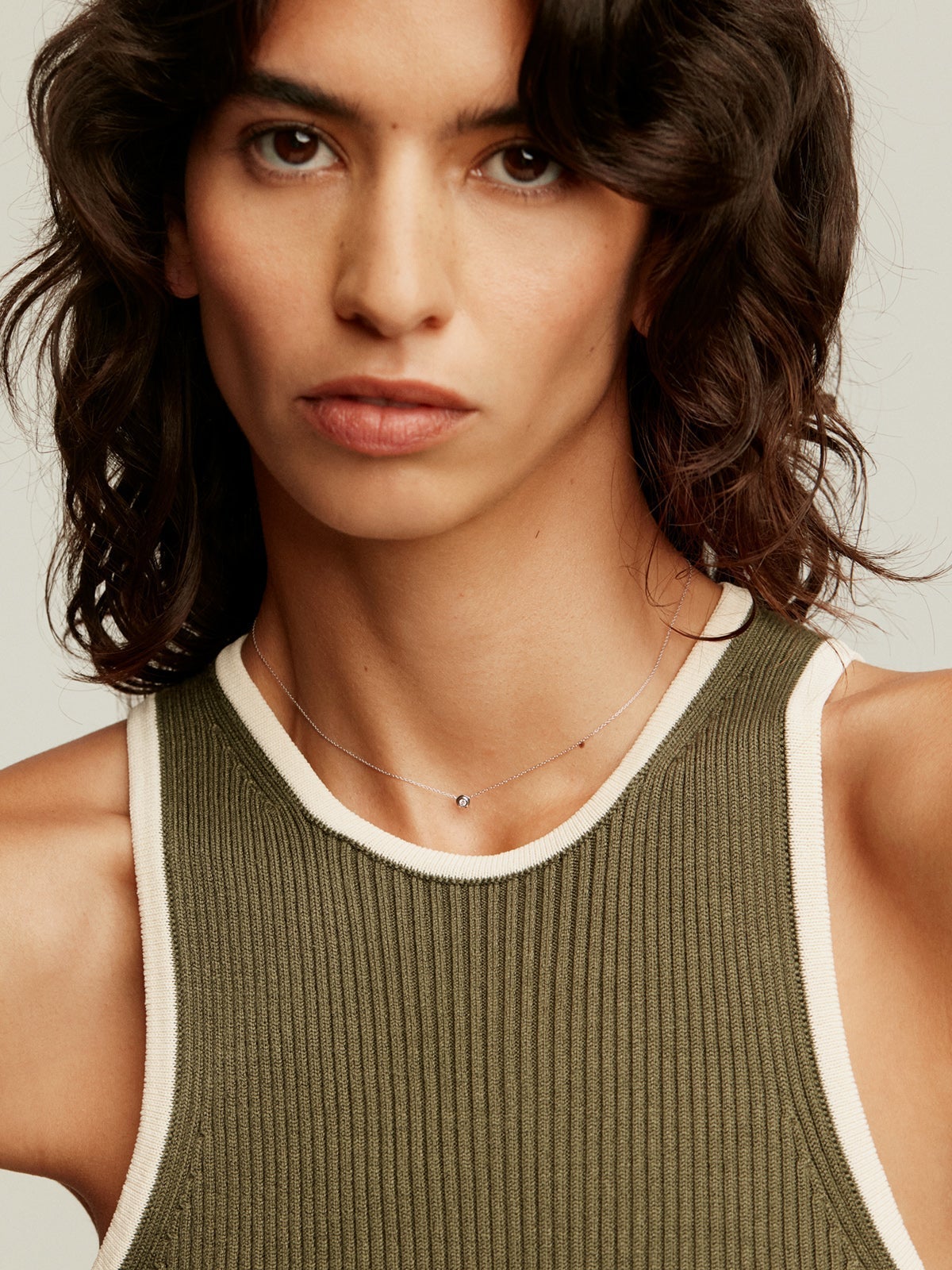 Colgante de oro blanco de 18K con diamante