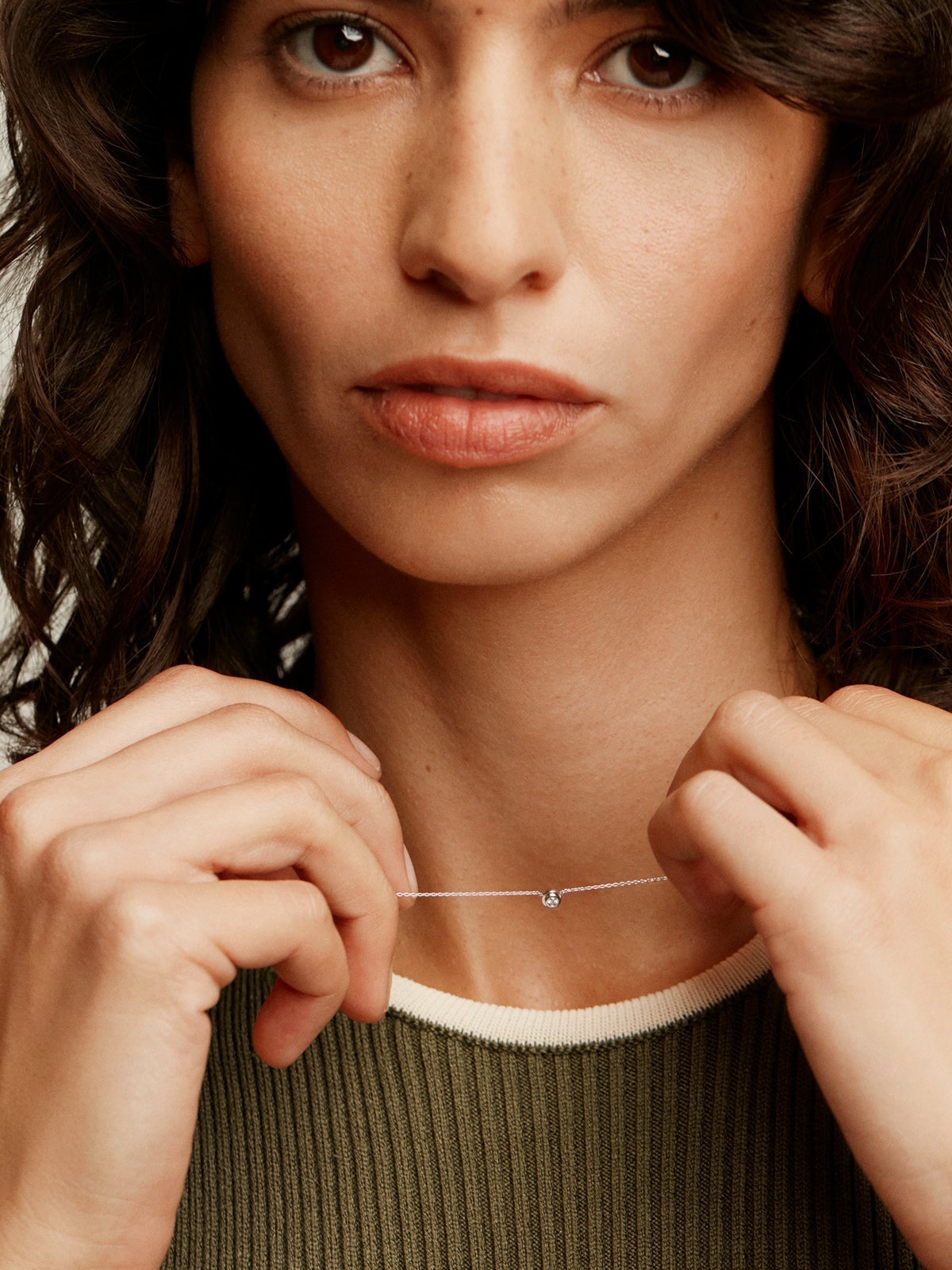 Colgante de oro blanco de 18K con diamante