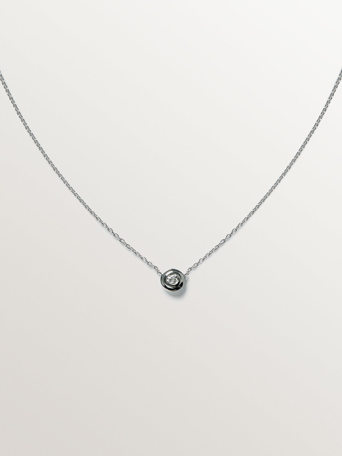 Colgante de oro blanco de 18K con diamante