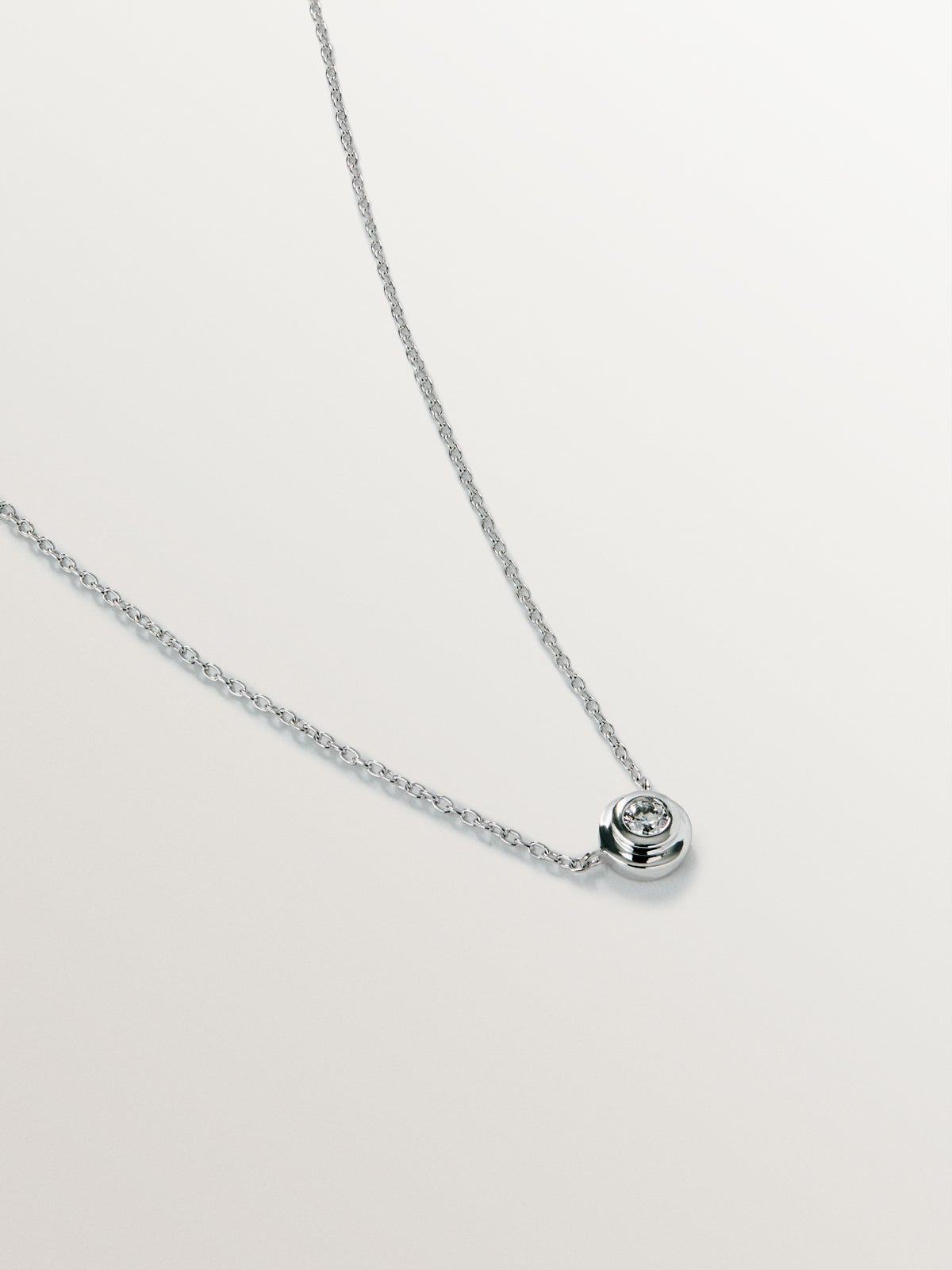 Colgante de oro blanco de 18K con diamante