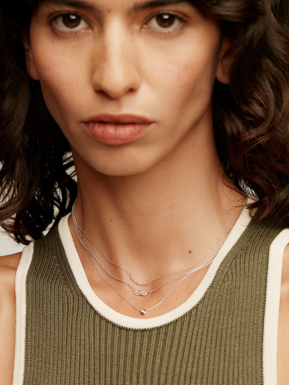 Colgante de oro blanco de 18K con diamante