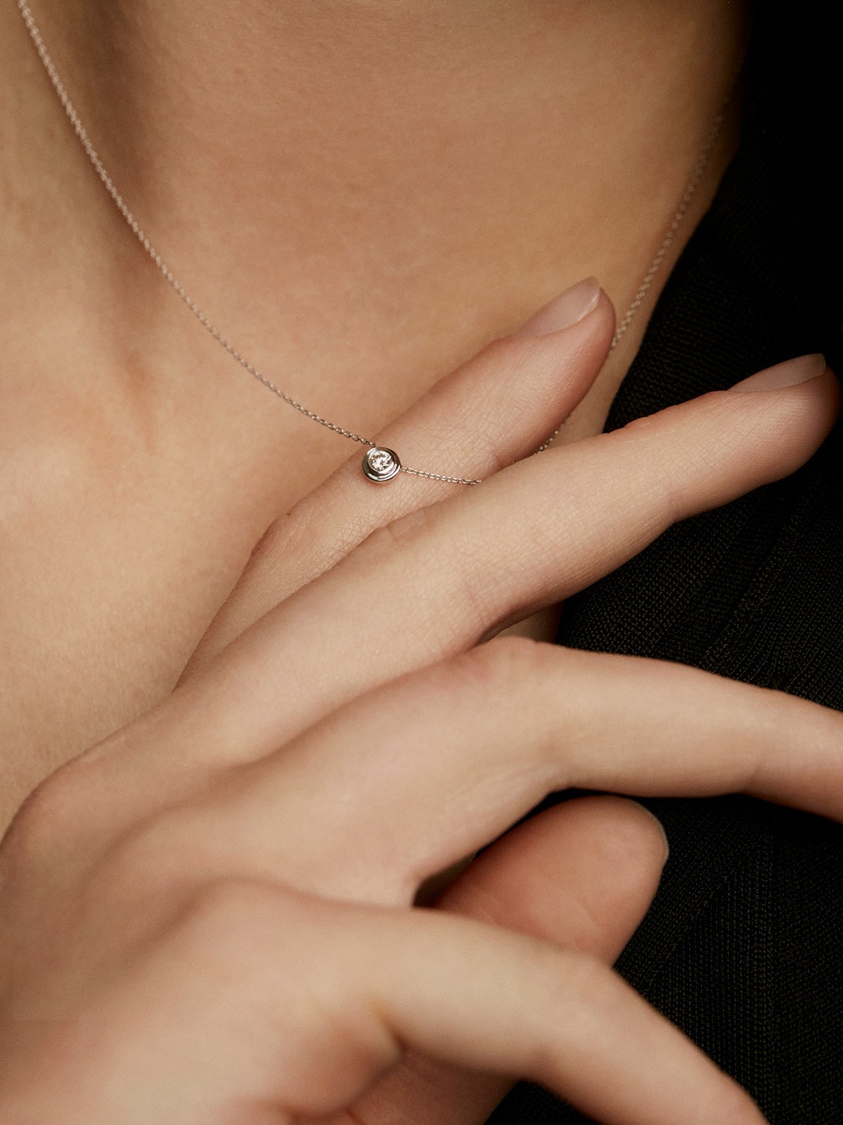 Colgante de oro blanco de 18K con diamante