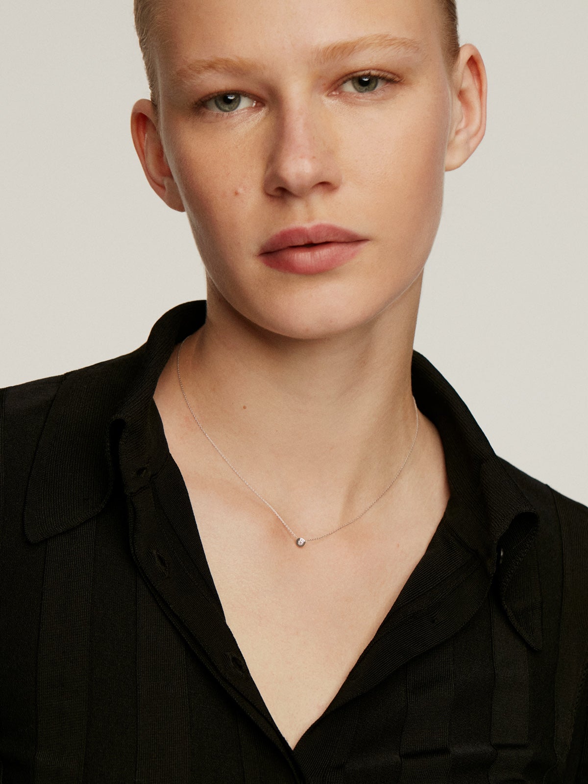 Colgante de oro blanco de 18K con diamante