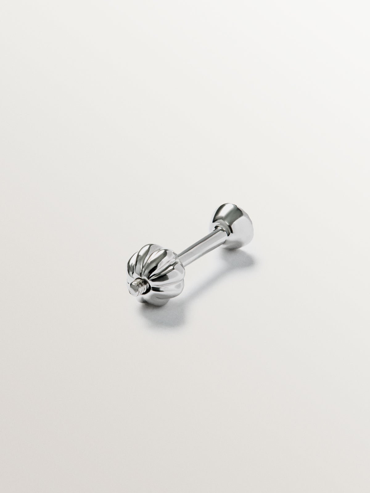 Pendiente individual de oro blanco de 18K con diamante