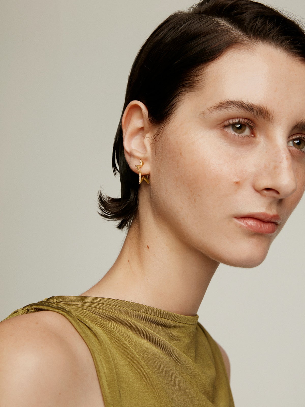 Pendientes de plata 925 bañada en oro amarillo de 18K con forma de estrella y topacios blancos