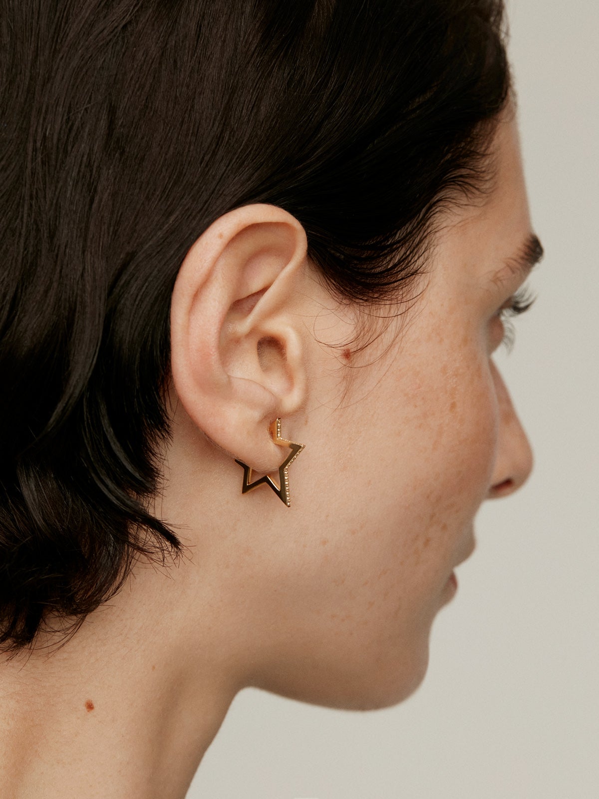 Pendientes de plata 925 bañada en oro amarillo de 18K con forma de estrella y topacios blancos