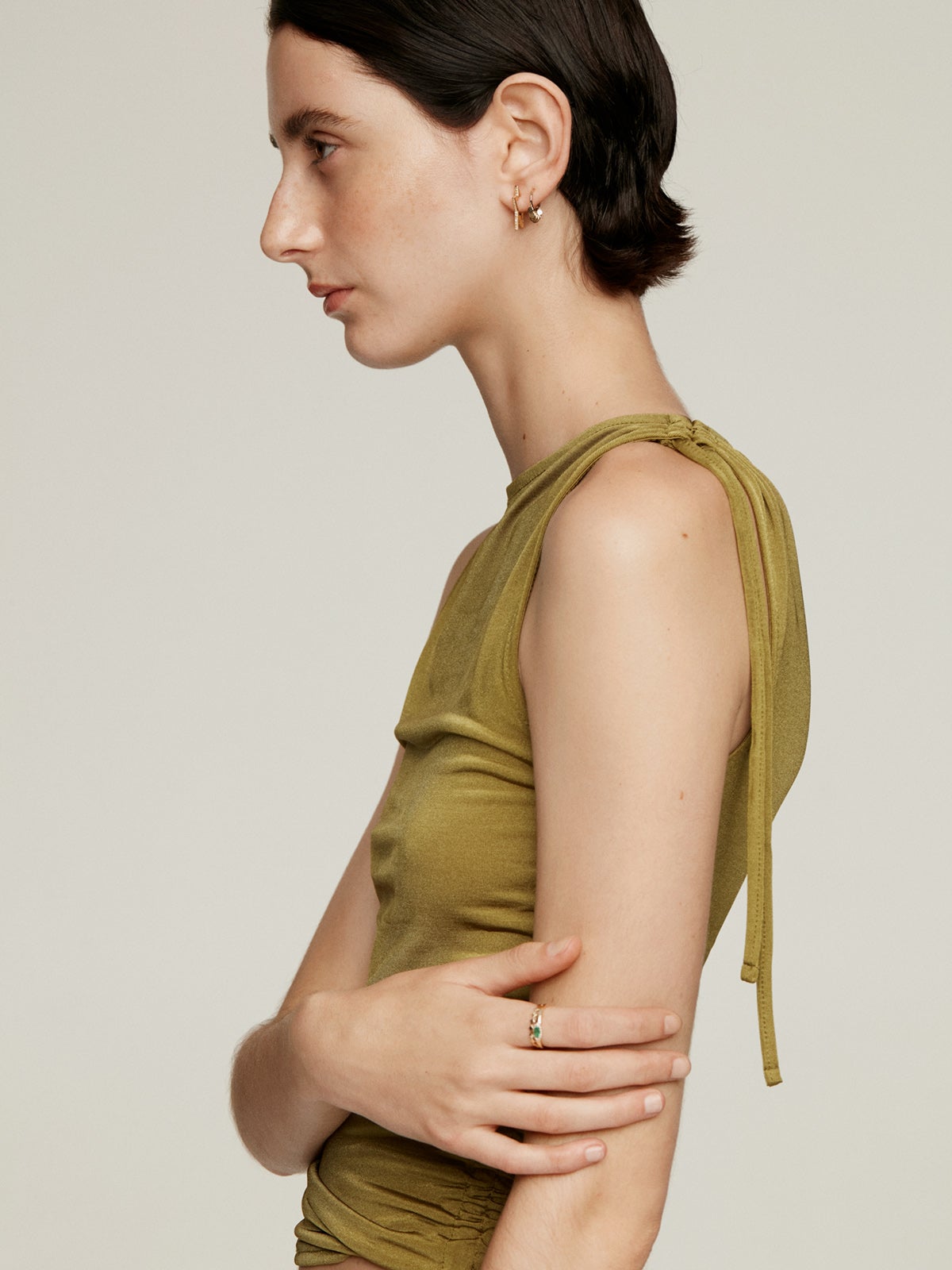 Pendientes de plata 925 bañada en oro amarillo de 18K con forma de estrella y topacios blancos