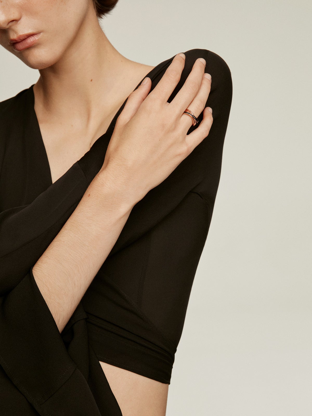 Anillo doble de plata 925 bañada en oro rosa de 18K con espinelas negras