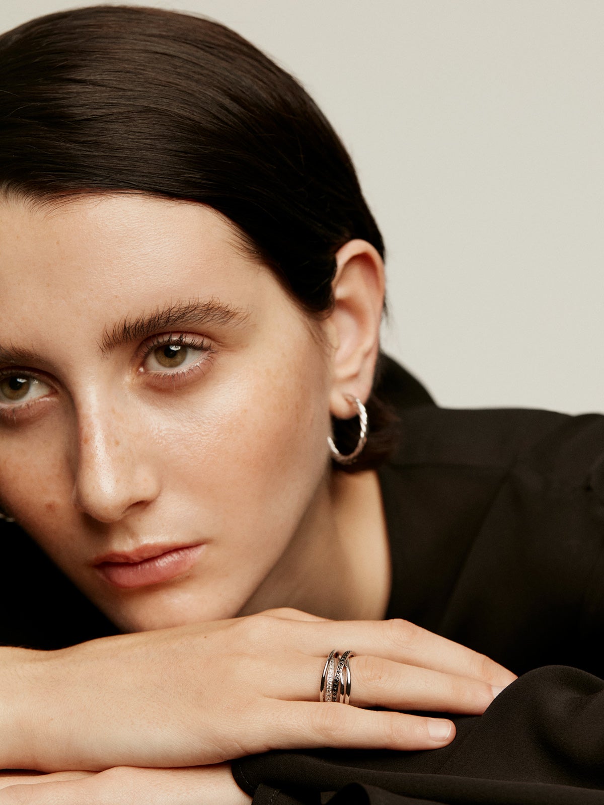 Anillo multibrazo de plata 925 con topacios blancos y espinelas negras