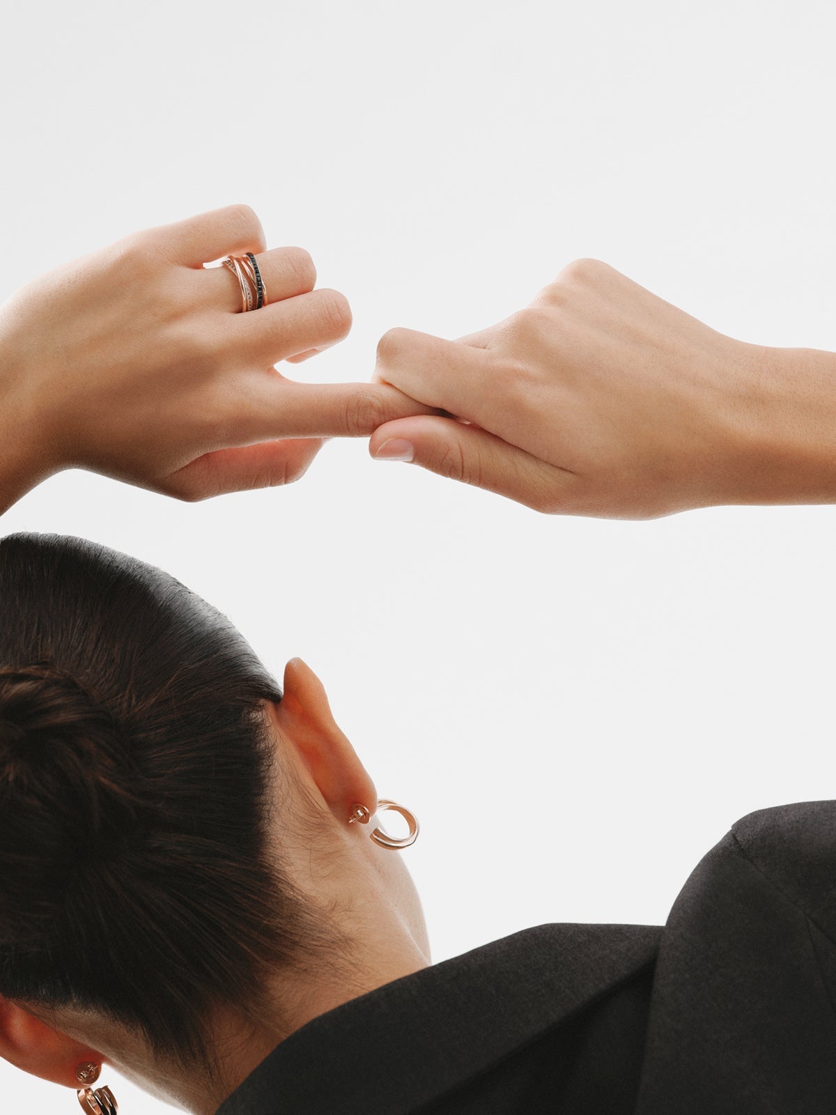 Anillo multibrazo de plata 925 bañada en oro rosa de 18K con topacios blancos y espinelas negras