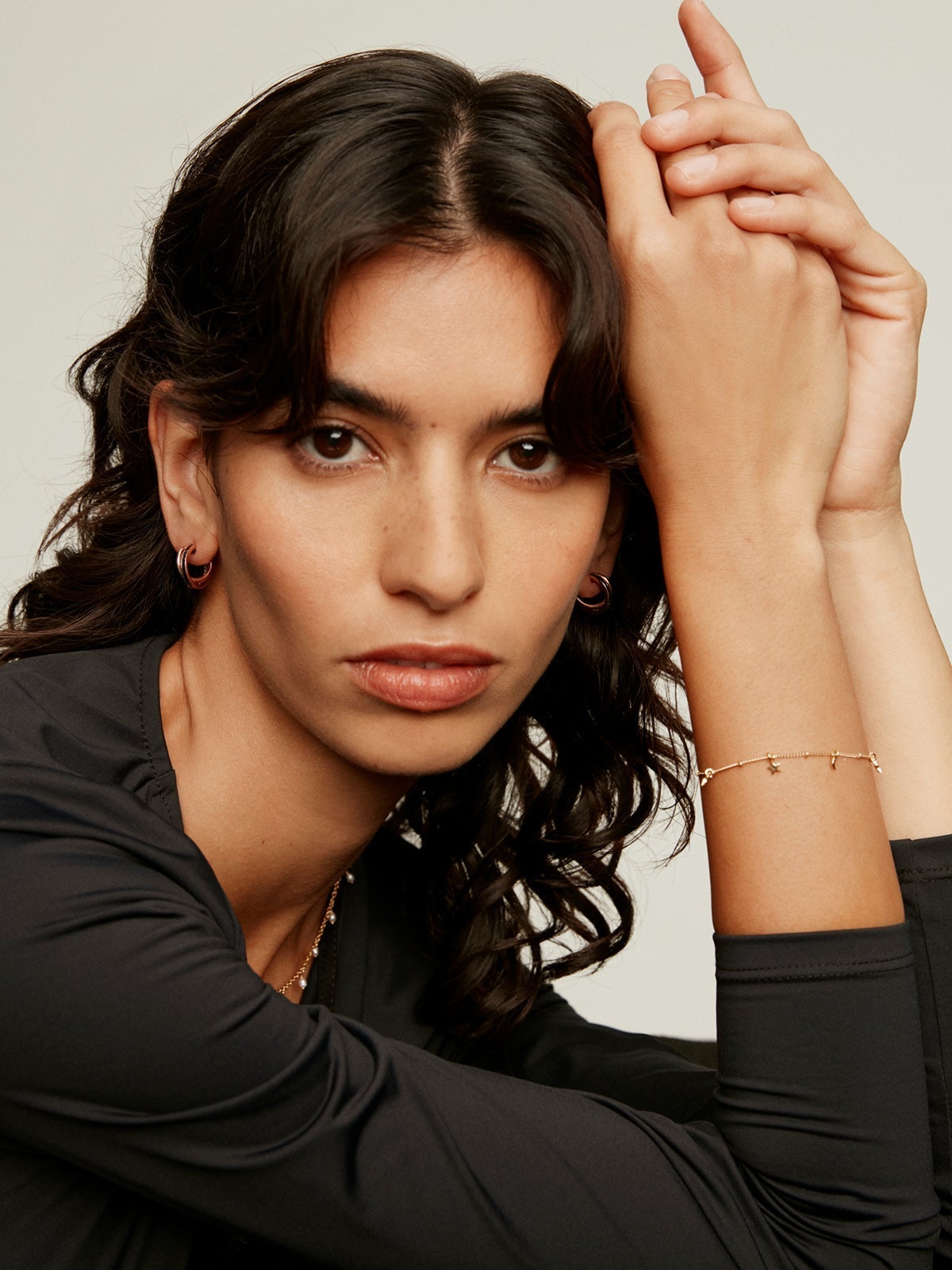 Pendientes de aro doble de plata 925 bañada en oro rosa de 18K con espinelas negras