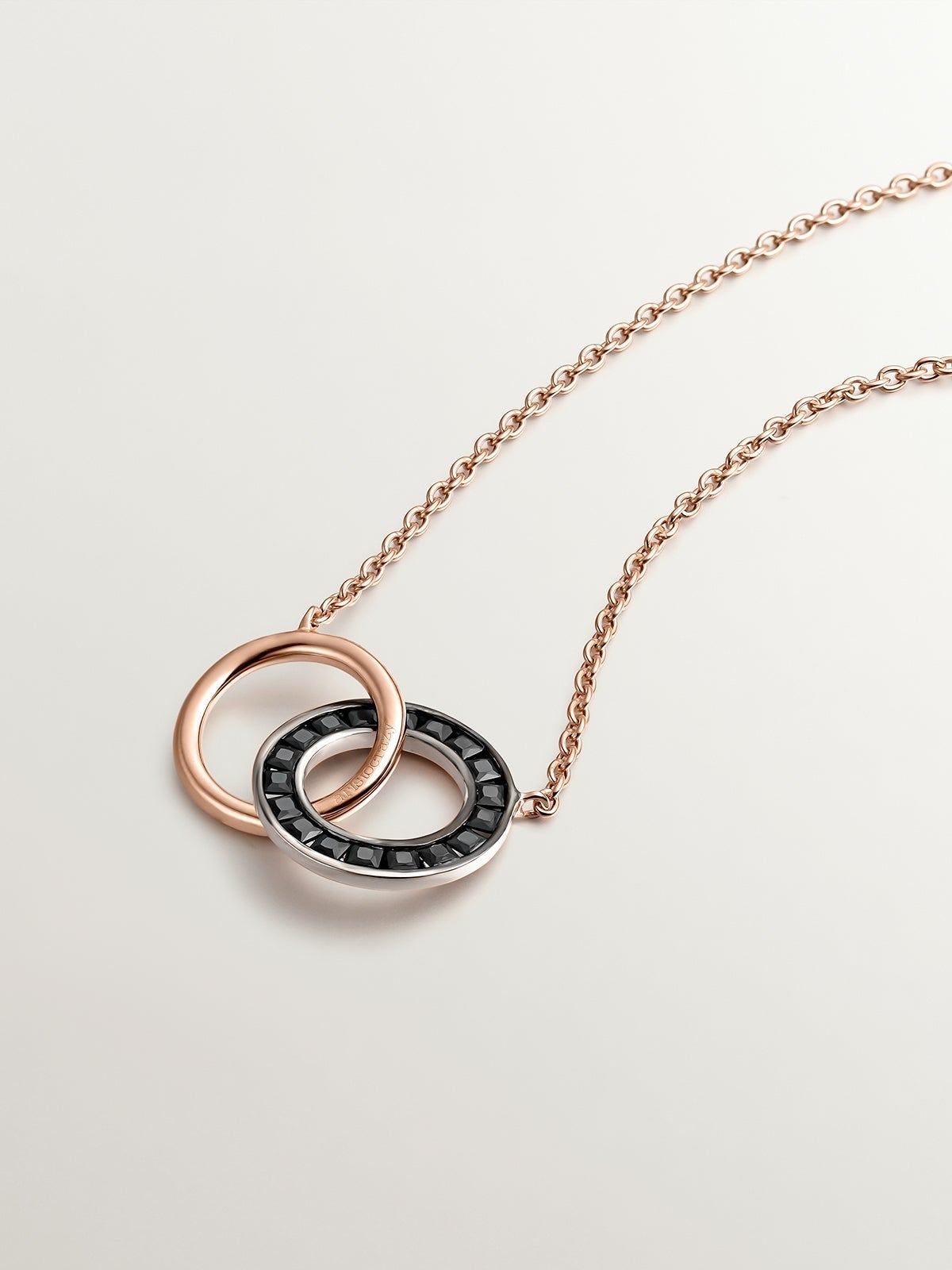 Colgante de plata 925 bañada en oro rosa de 18K con círculos y espinelas negras