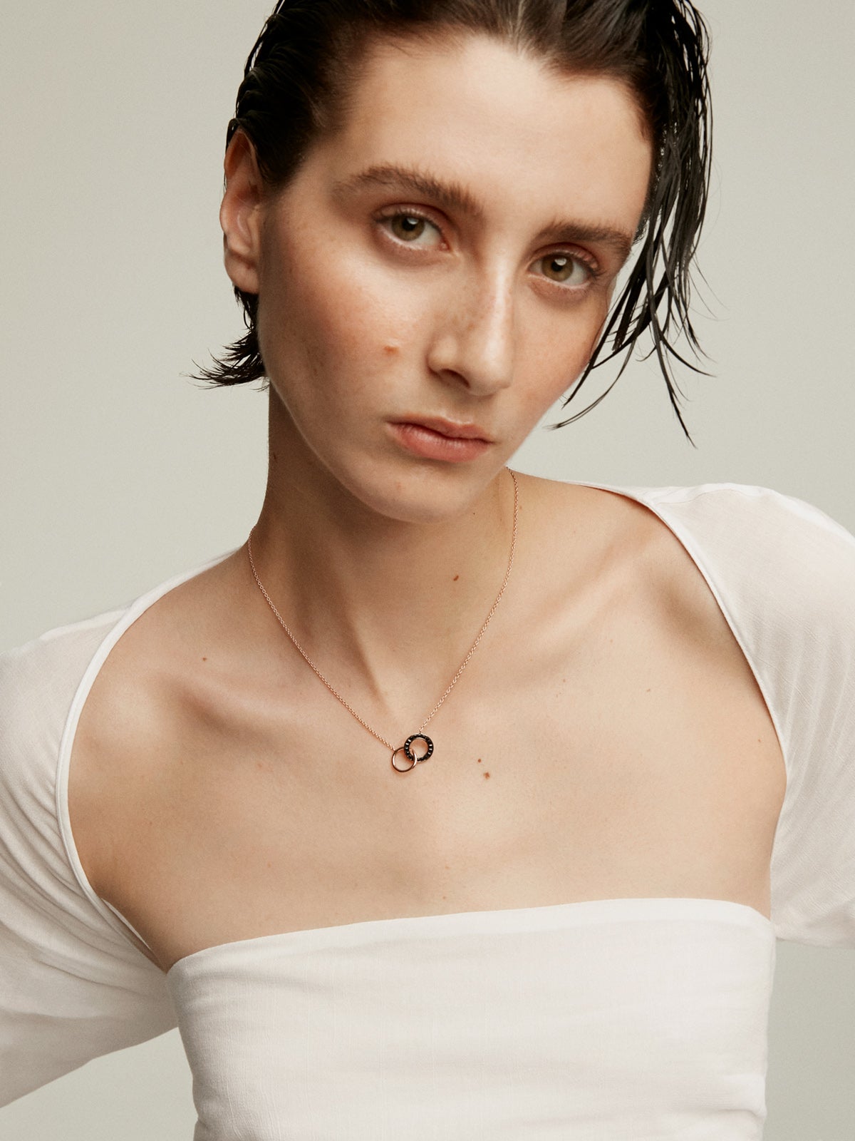 Colgante de plata 925 bañada en oro rosa de 18K con círculos y espinelas negras