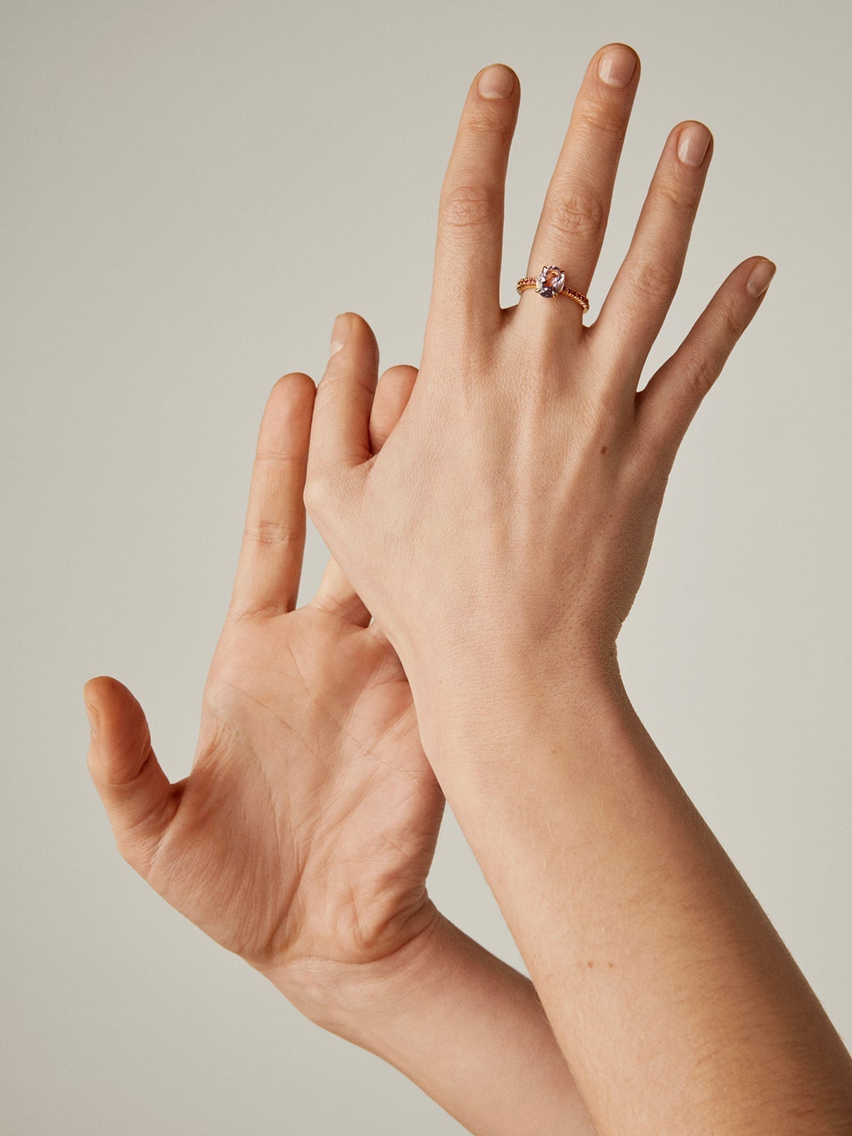 Anillo de plata 925 bañada en oro amarillo de 18K con amatista morada y rodolitas rosas