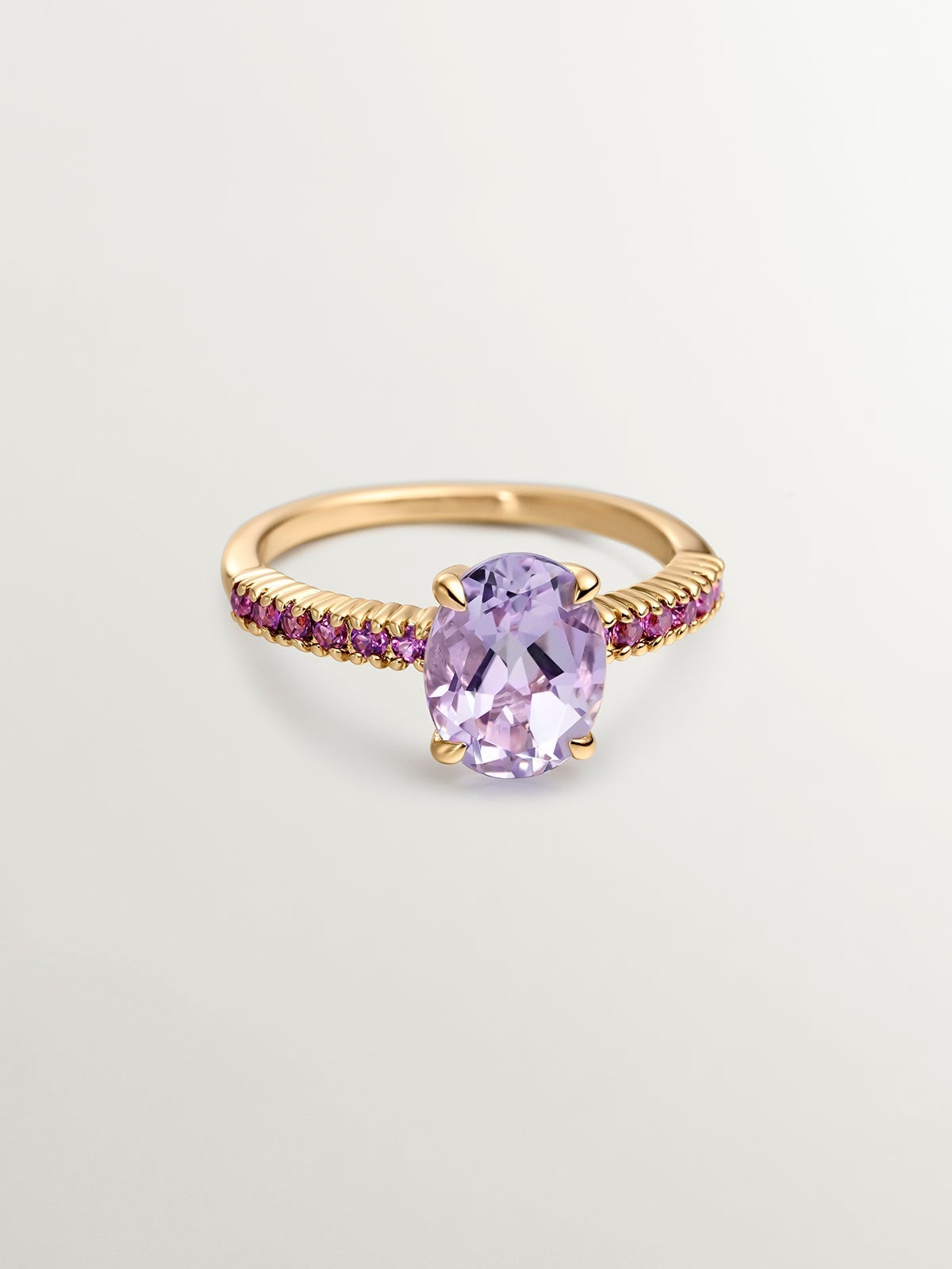 Anillo de plata 925 bañada en oro amarillo de 18K con amatista morada y rodolitas rosas