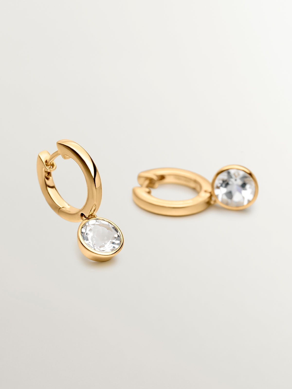 Pendientes de aro de plata 925 bañada en oro amarillo de 18K con topacios blancos